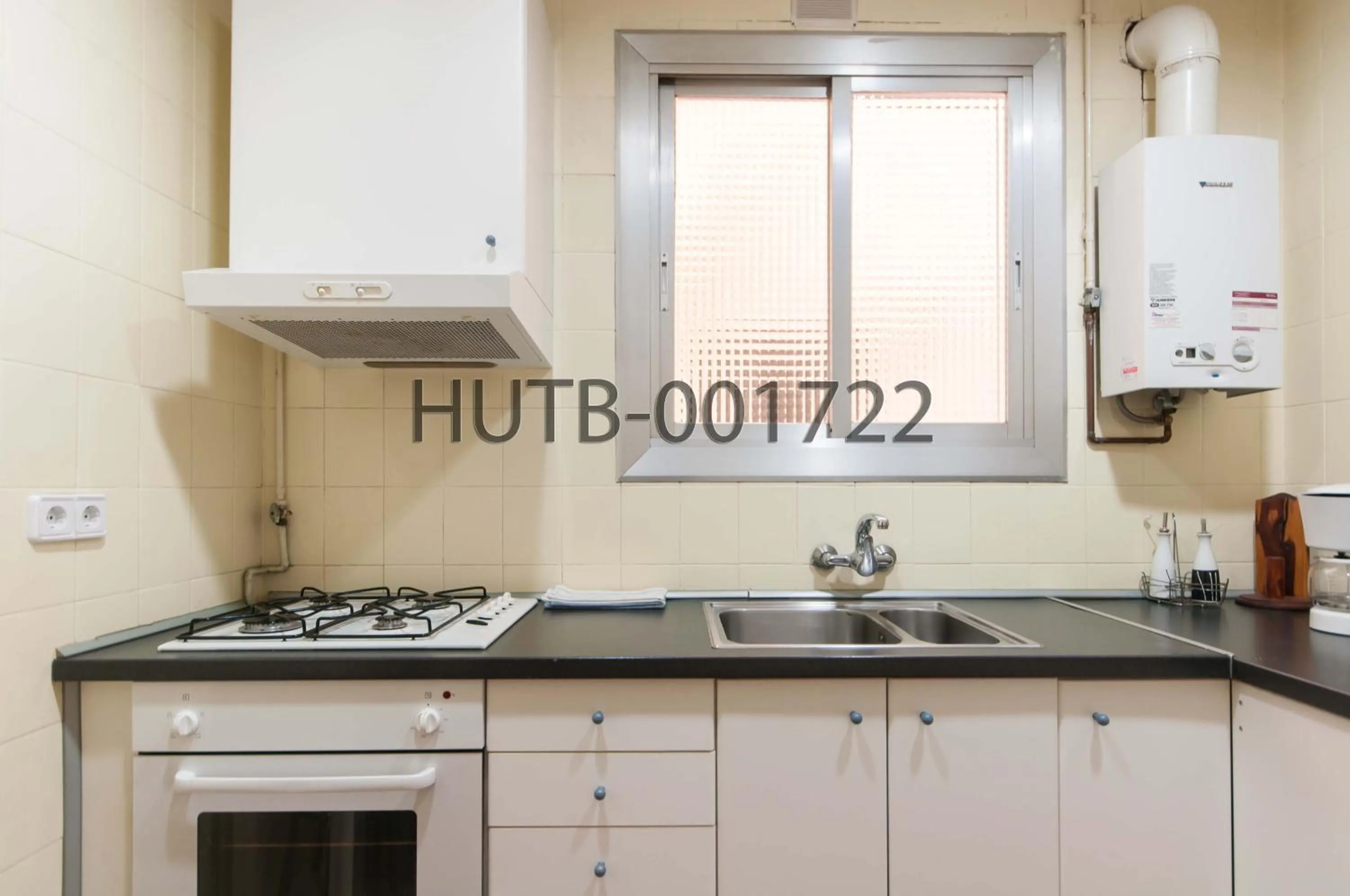 Communal kitchen in Go-BCN Residence Sagrada Familia
