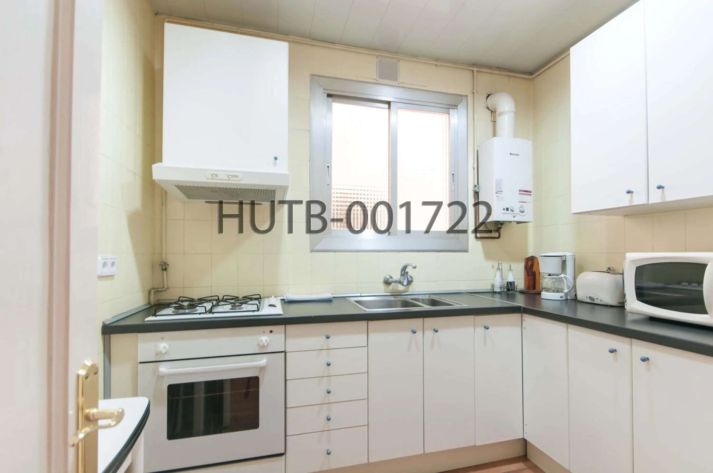 Communal kitchen in Go-BCN Residence Sagrada Familia