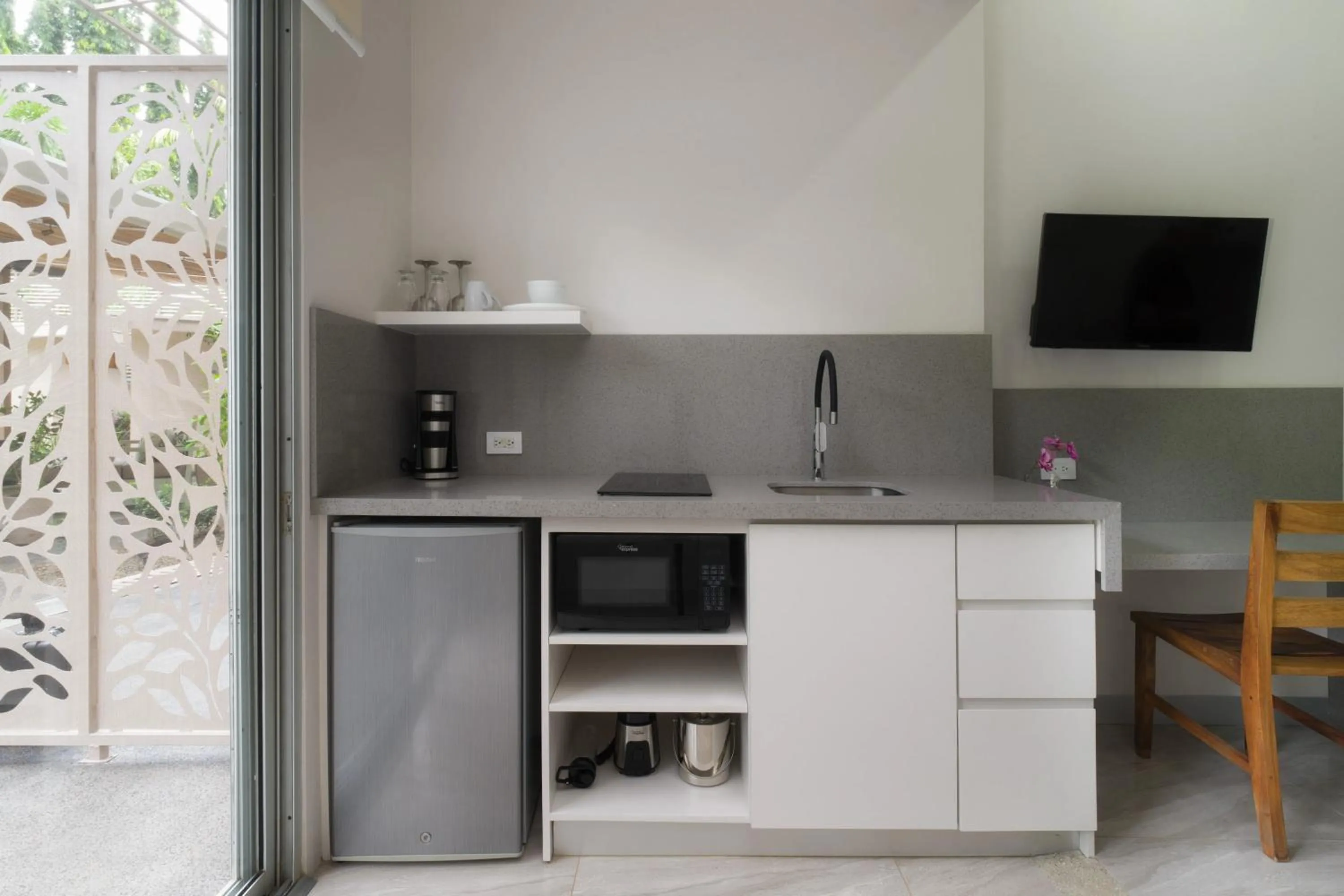 Kitchen or kitchenette in Tamarindo Bay Boutique Hotel, Apartments & Suites