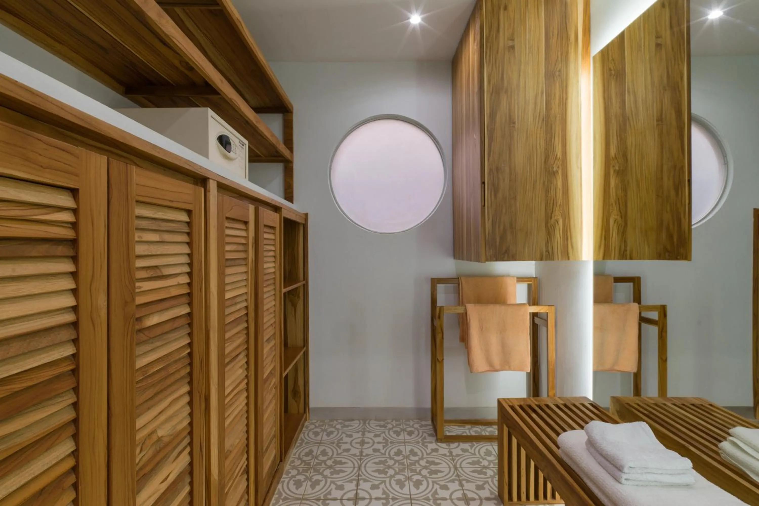 wardrobe, Bed in Tamarindo Bay Boutique Hotel, Apartments & Suites