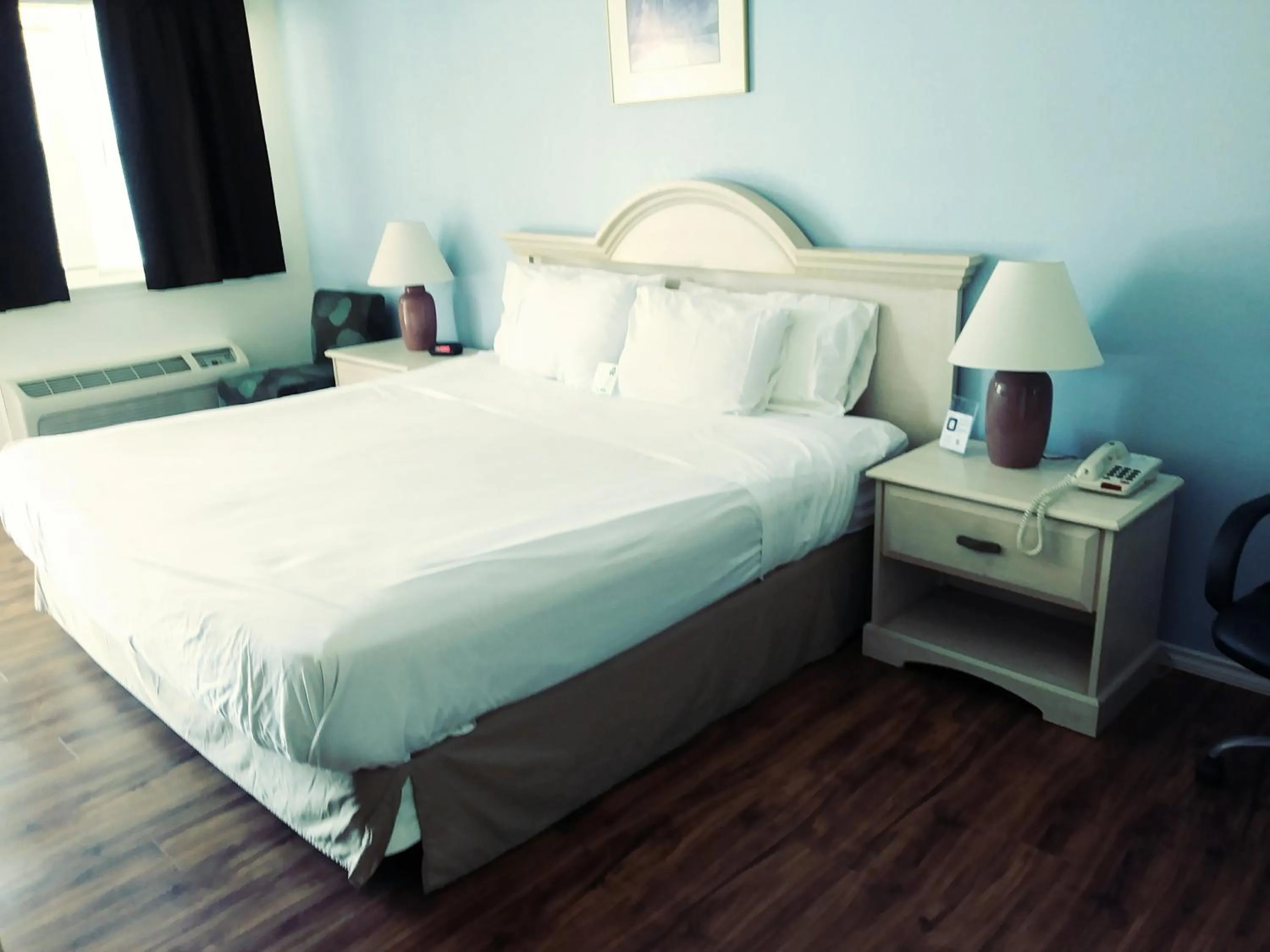 Bed in Victoria Palms Inn and Suites