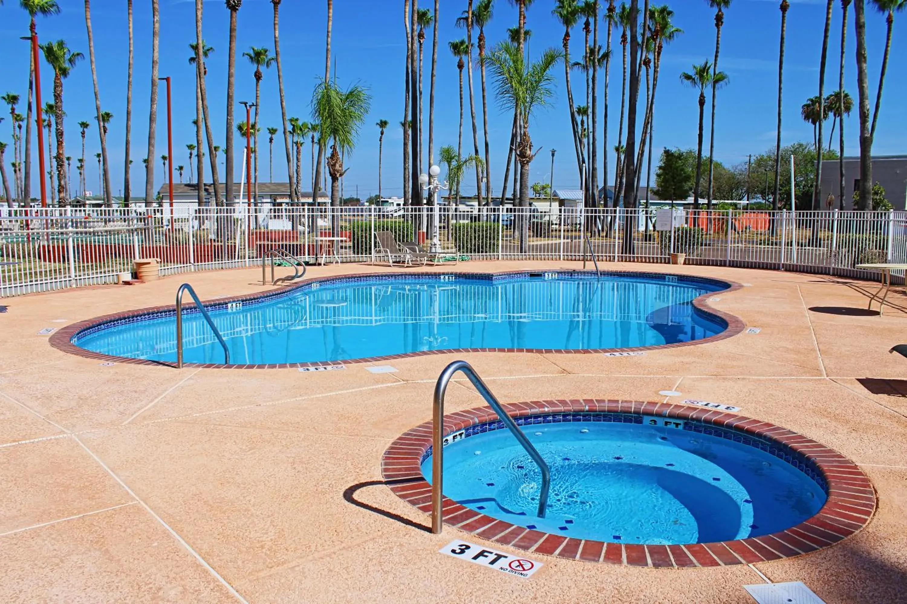 Swimming pool in Victoria Palms Inn and Suites Swimming pool in Victoria Palms Inn and Suites