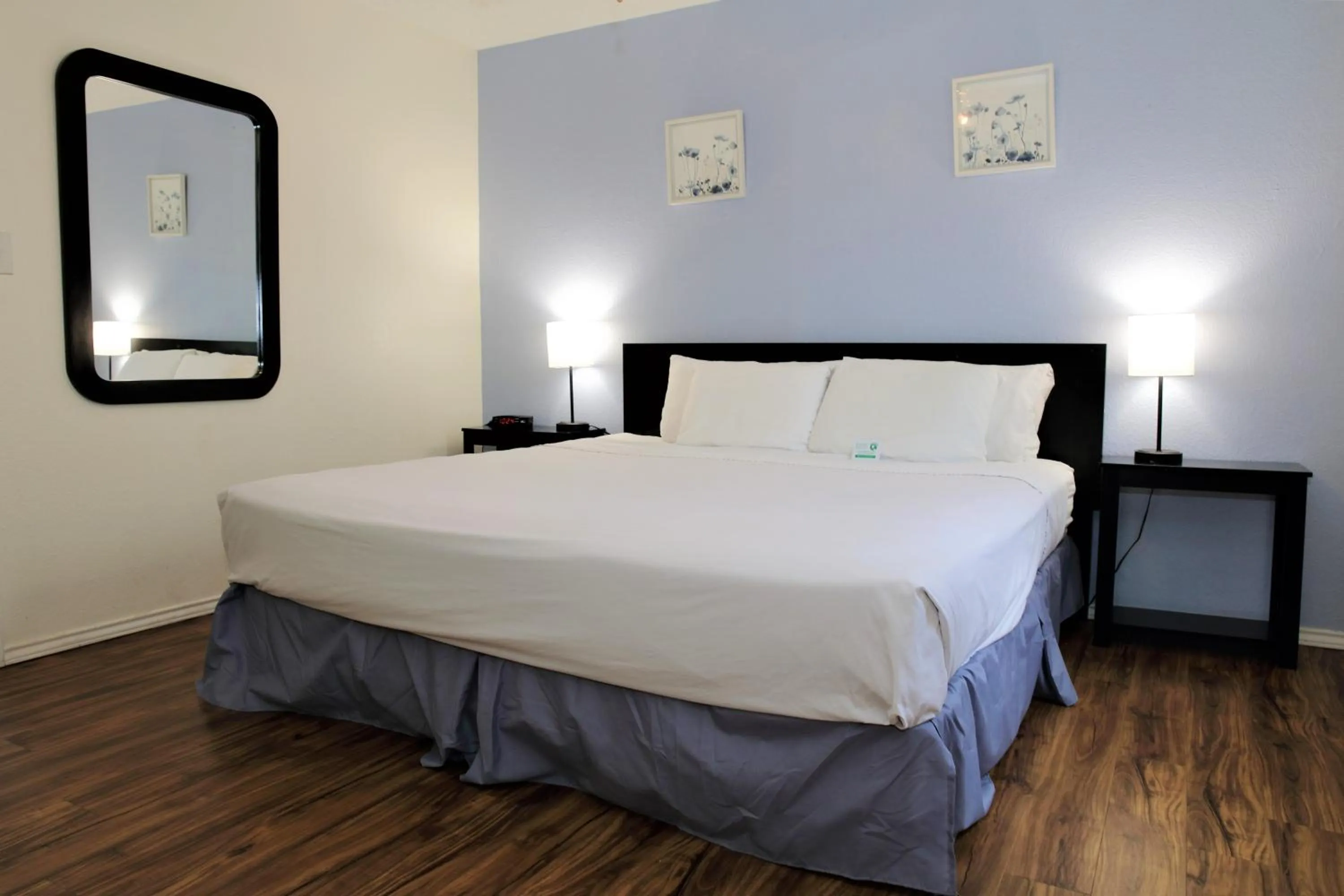 Bedroom, Bed in Victoria Palms Inn and Suites