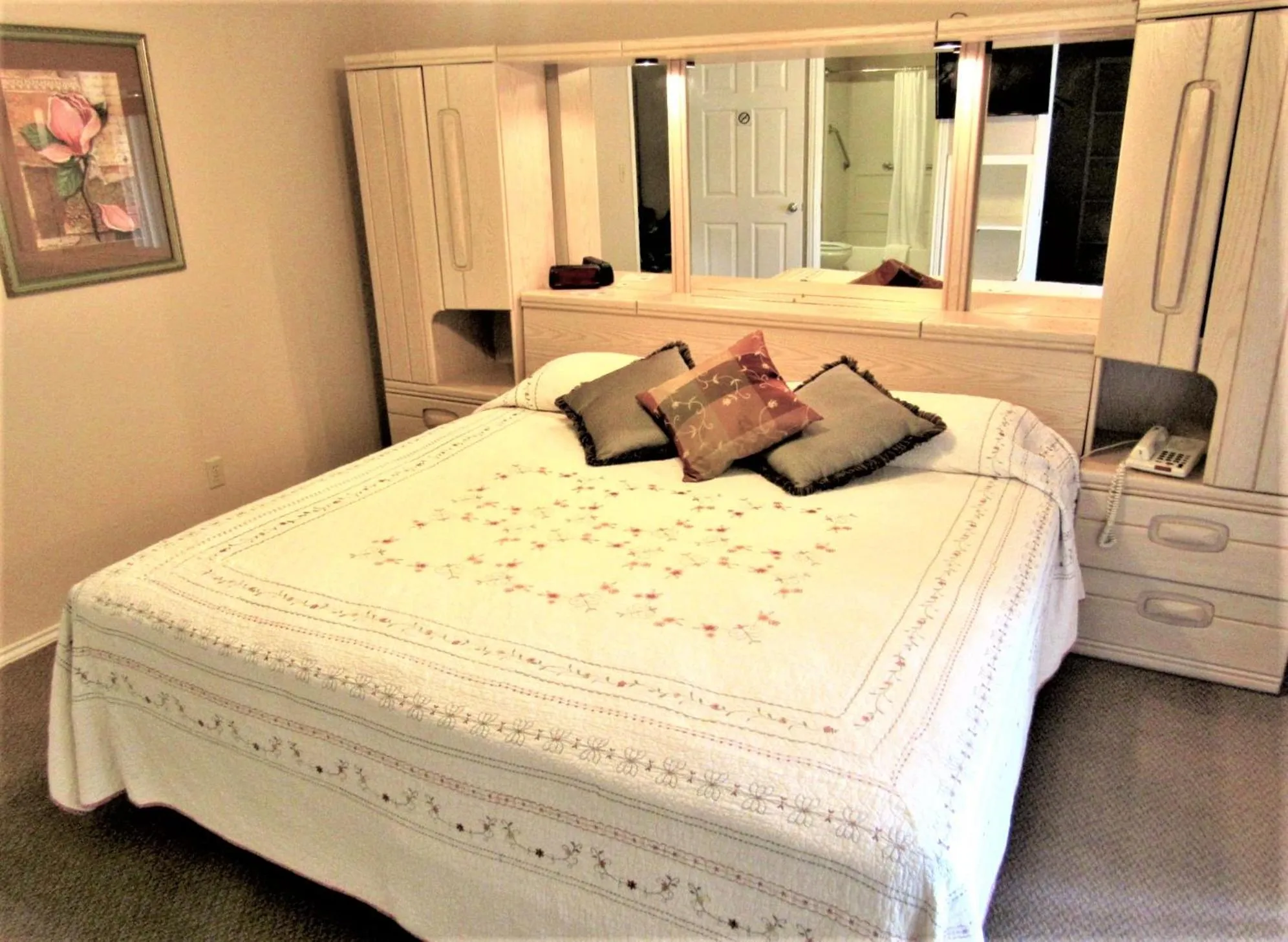 Bed in Victoria Palms Inn and Suites