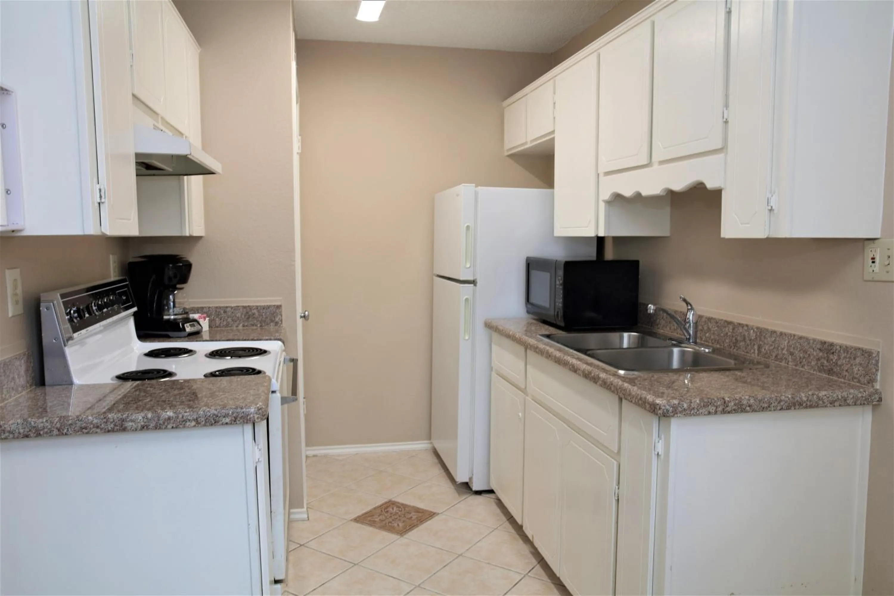Kitchen or kitchenette in Victoria Palms Inn and Suites