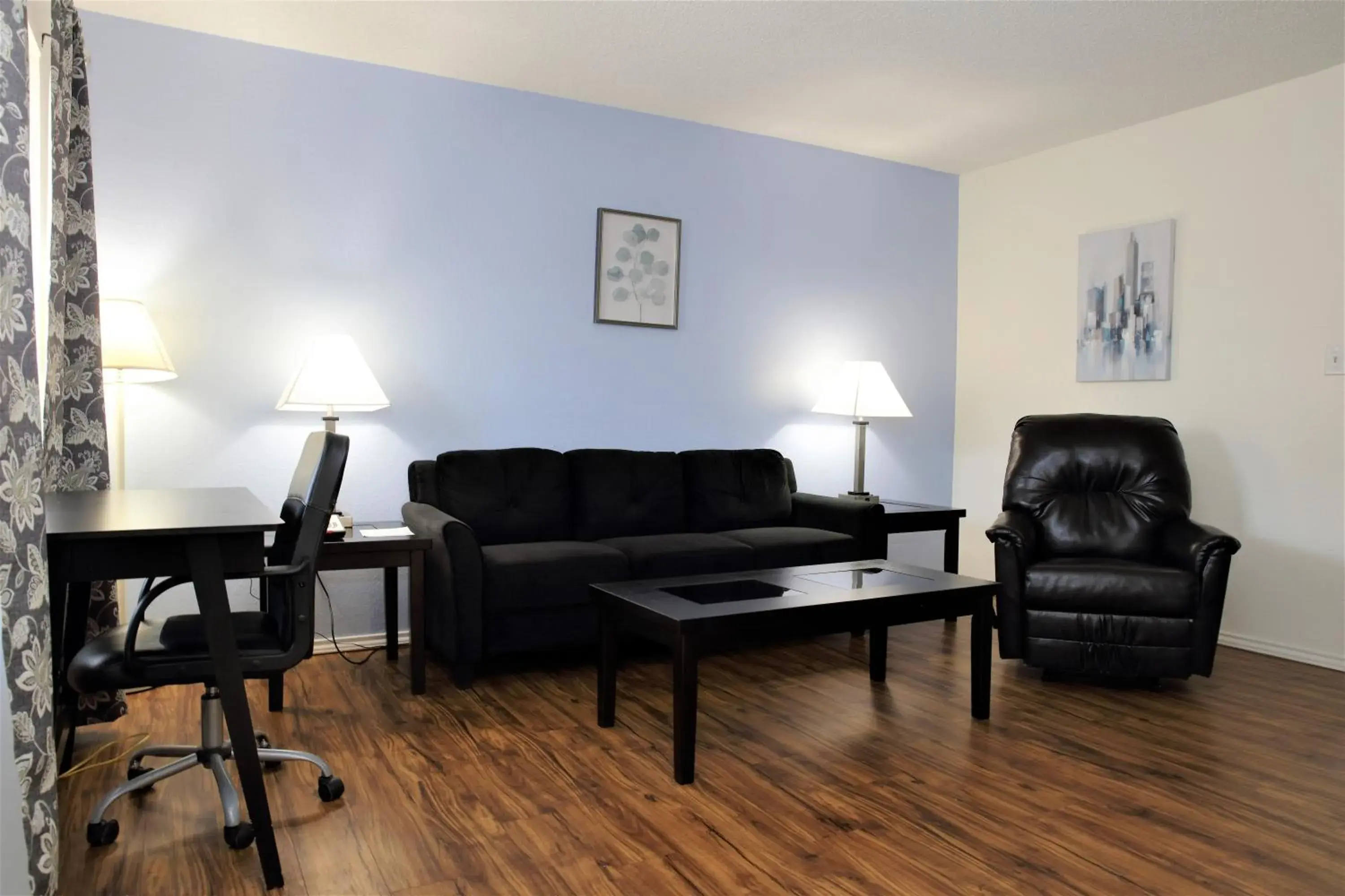 Living room in Victoria Palms Inn and Suites Living room in Victoria Palms Inn and Suites