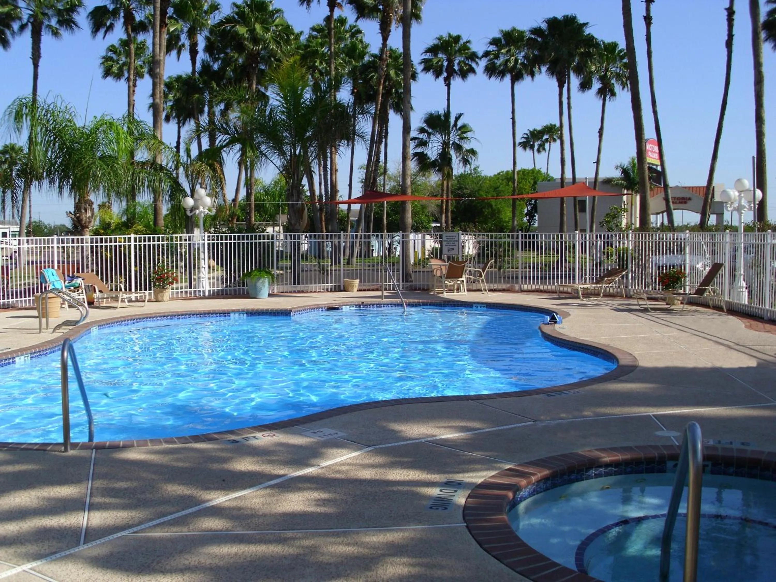 Swimming pool in Victoria Palms Inn and Suites