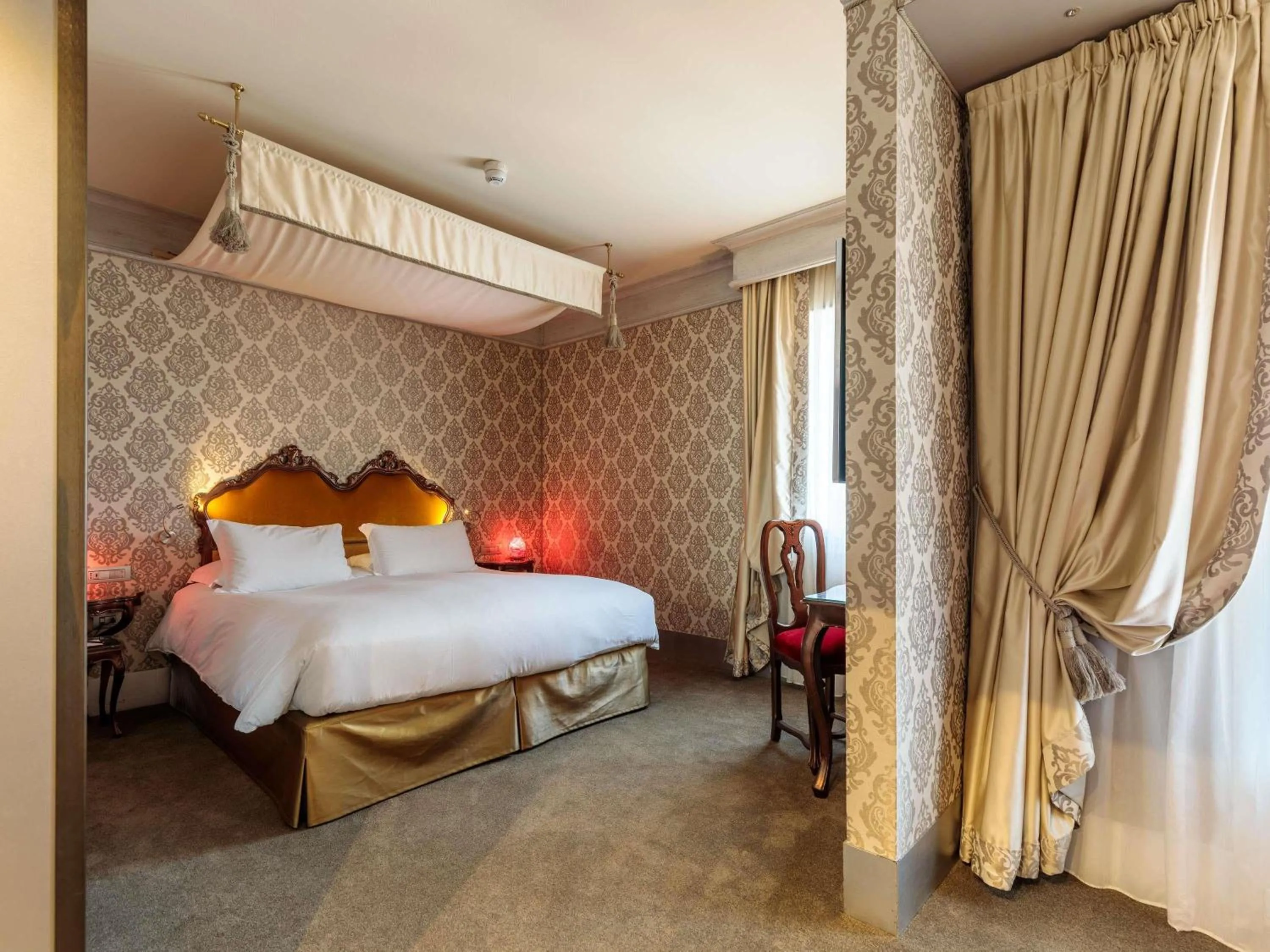 Bedroom, Bed in Papadopoli Hotel Venezia - MGallery Collection