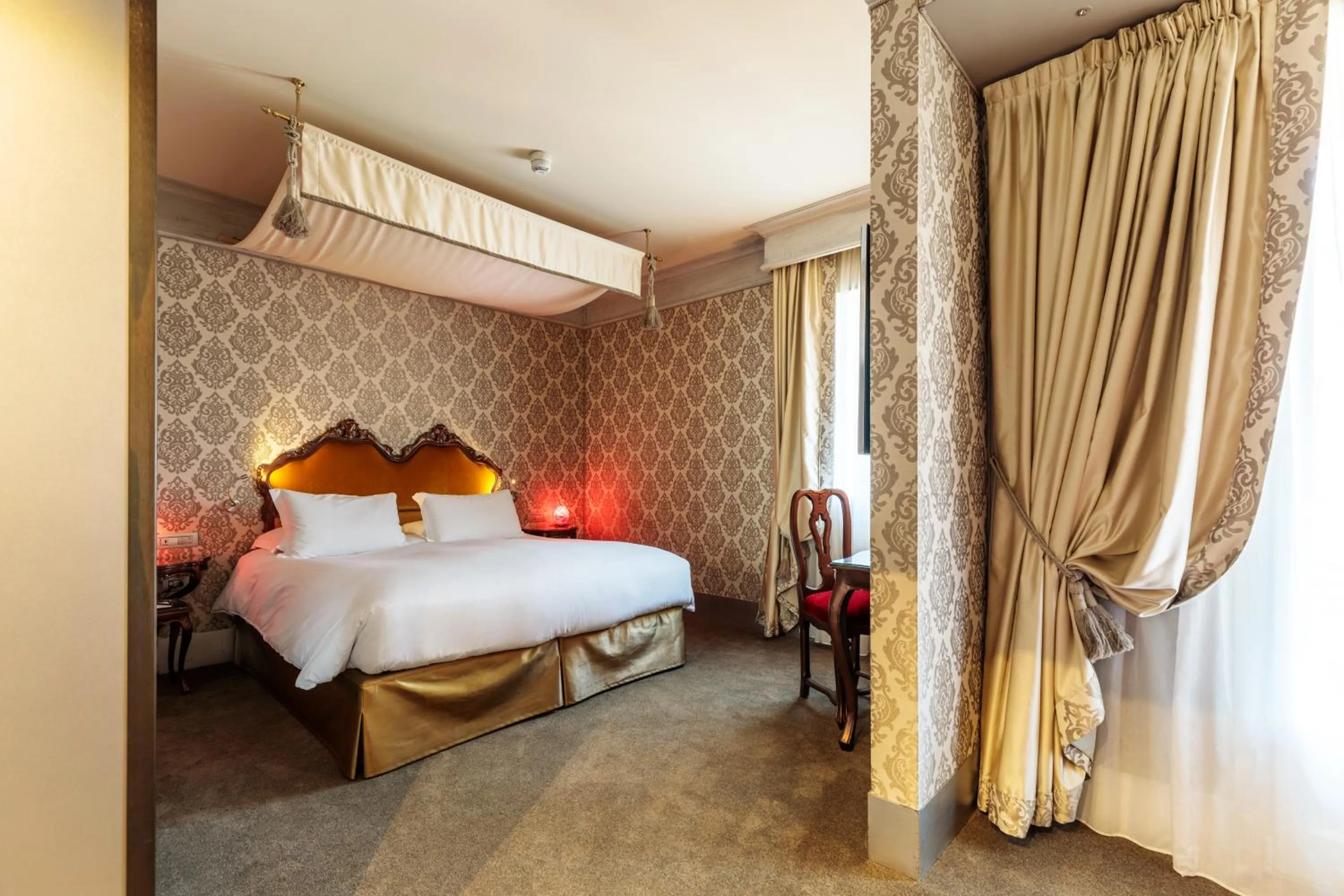 Bedroom, Bed in Papadopoli Hotel Venezia - MGallery Collection