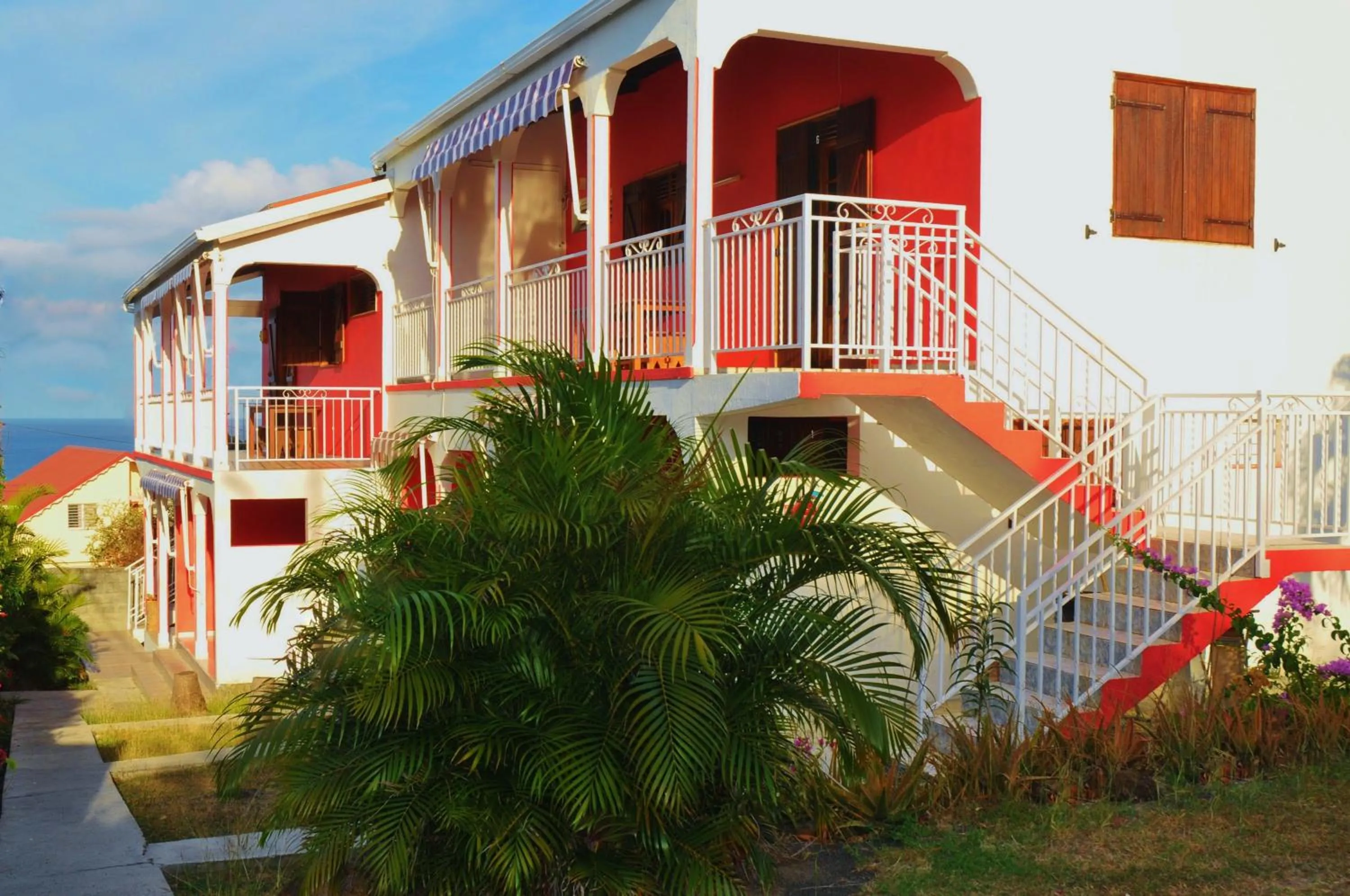 Facade/entrance in Les Merveilleux Flots de la Mer