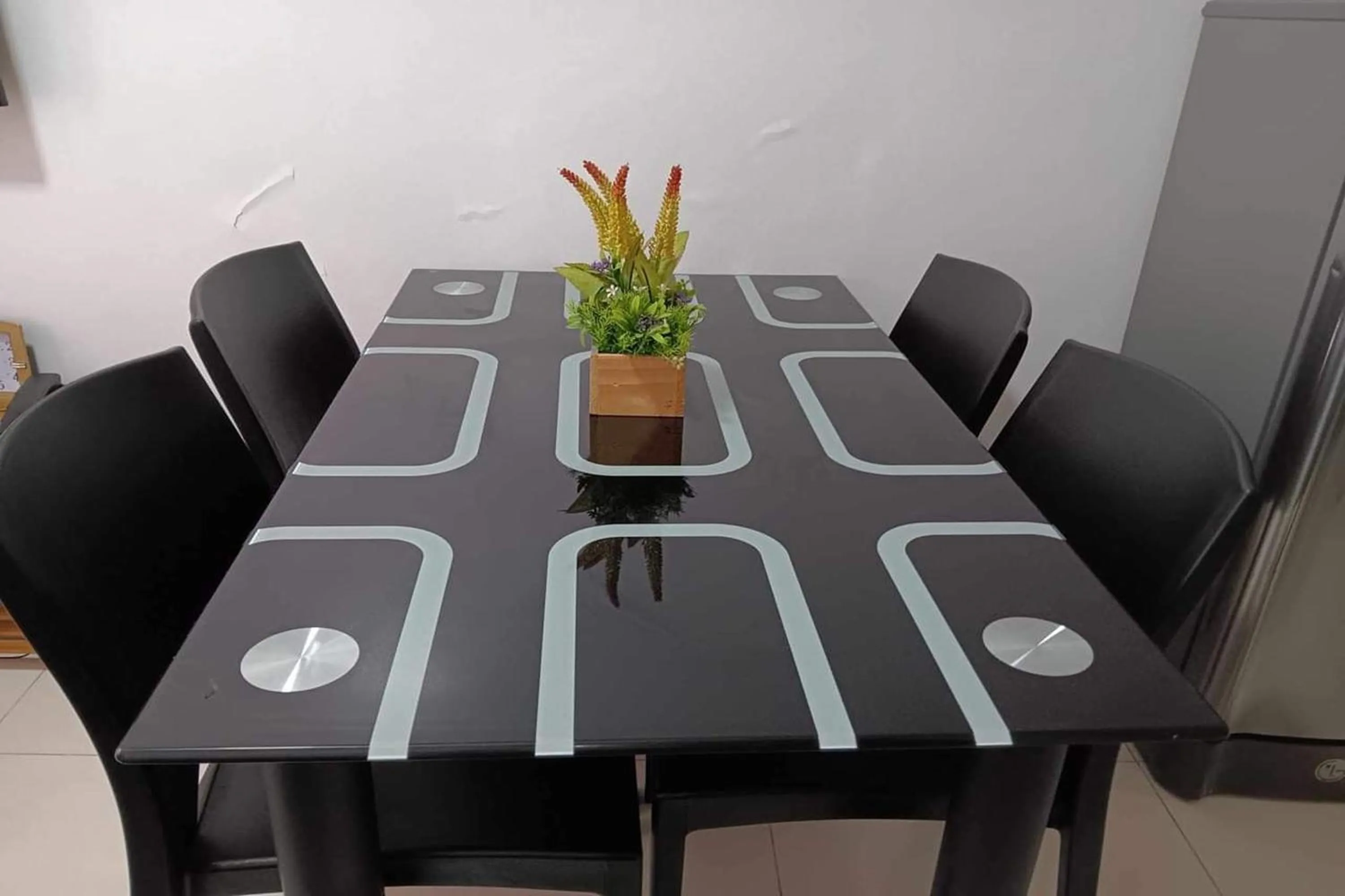 Dining area in Krystal Claine Homestay-BURNHAM HILL