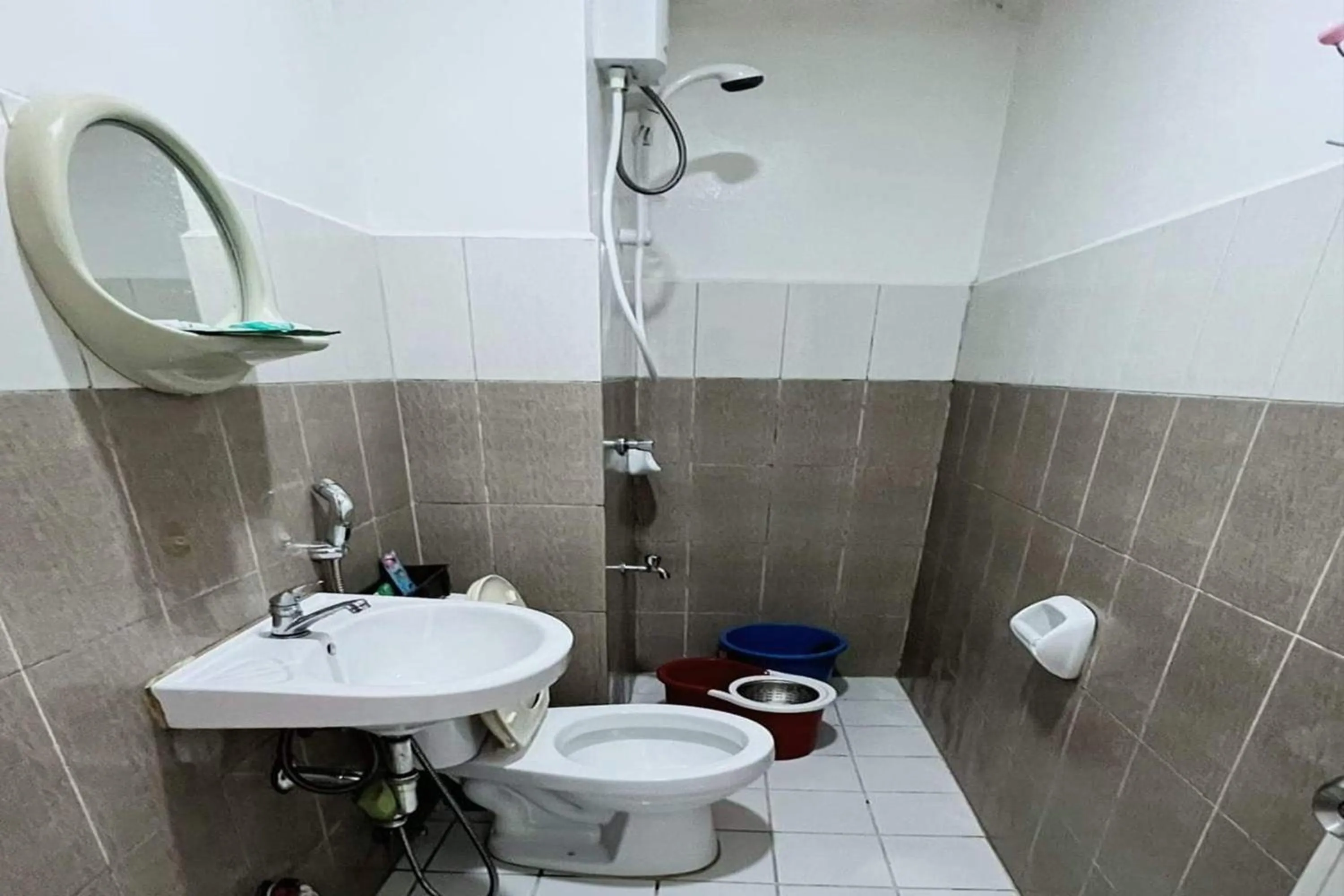 Shower in Krystal Claine Homestay-BURNHAM HILL