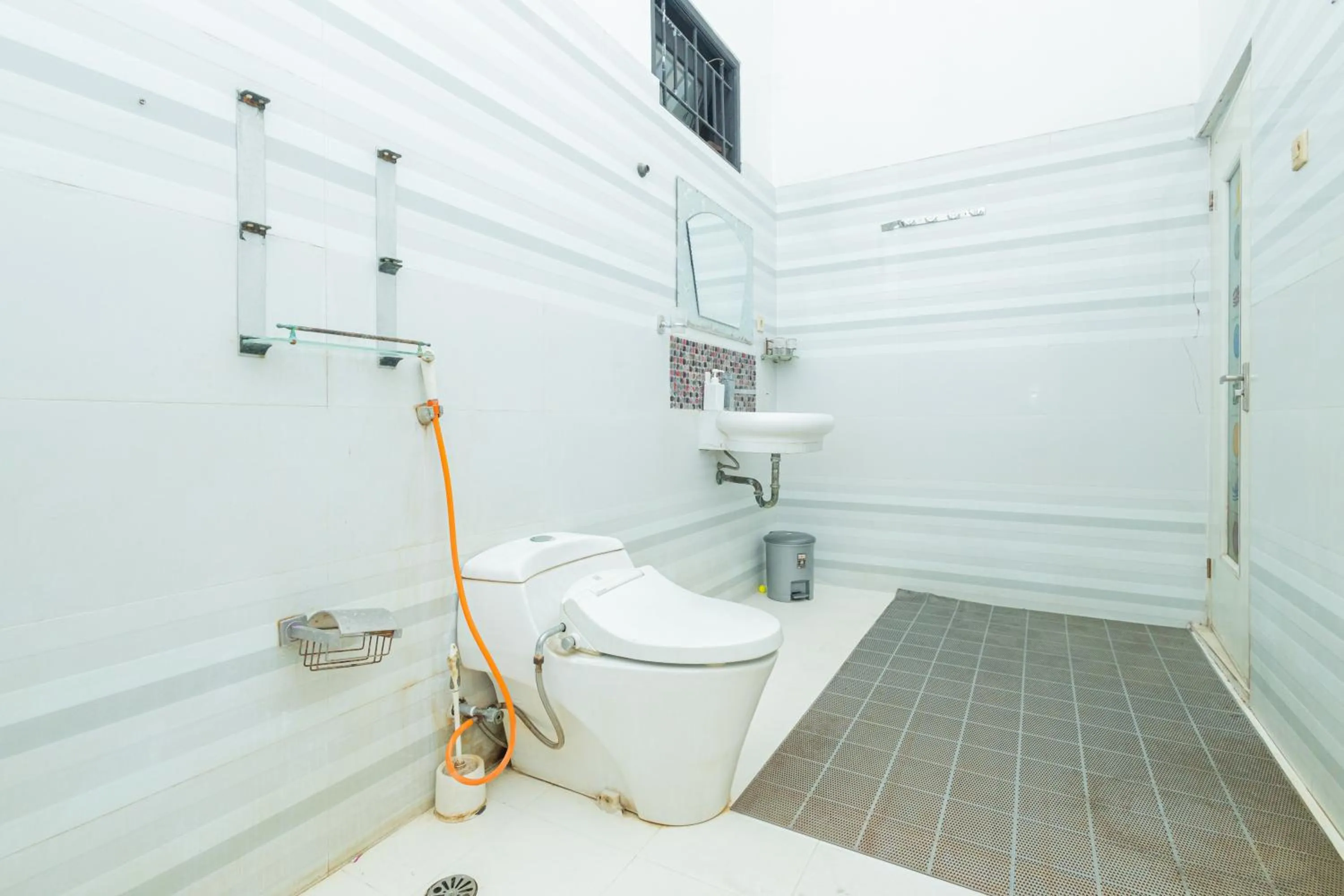 Toilet in Boss Residence Serang Mitra RedDoorz