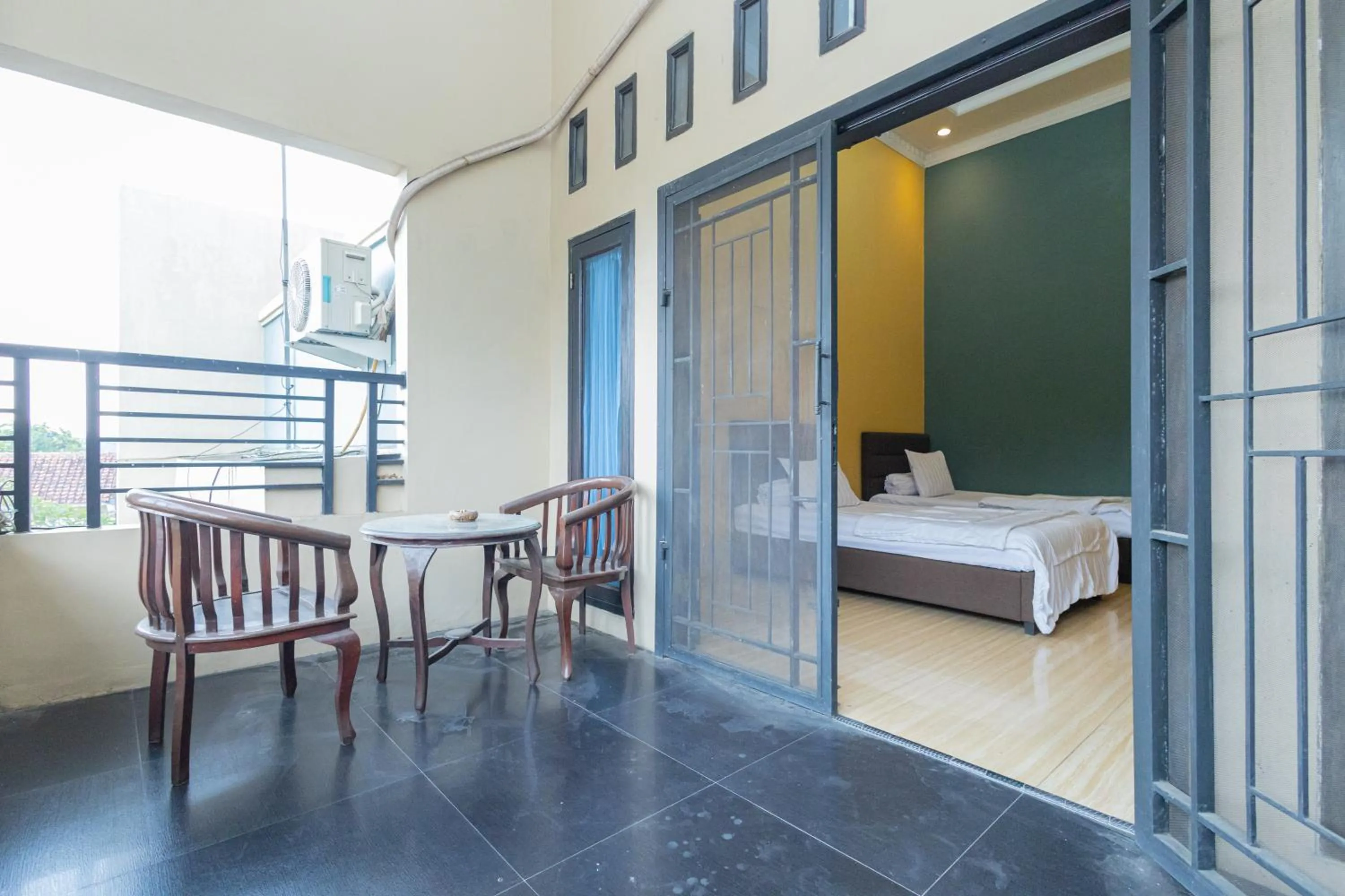 Balcony/Terrace, Bed in Boss Residence Serang Mitra RedDoorz