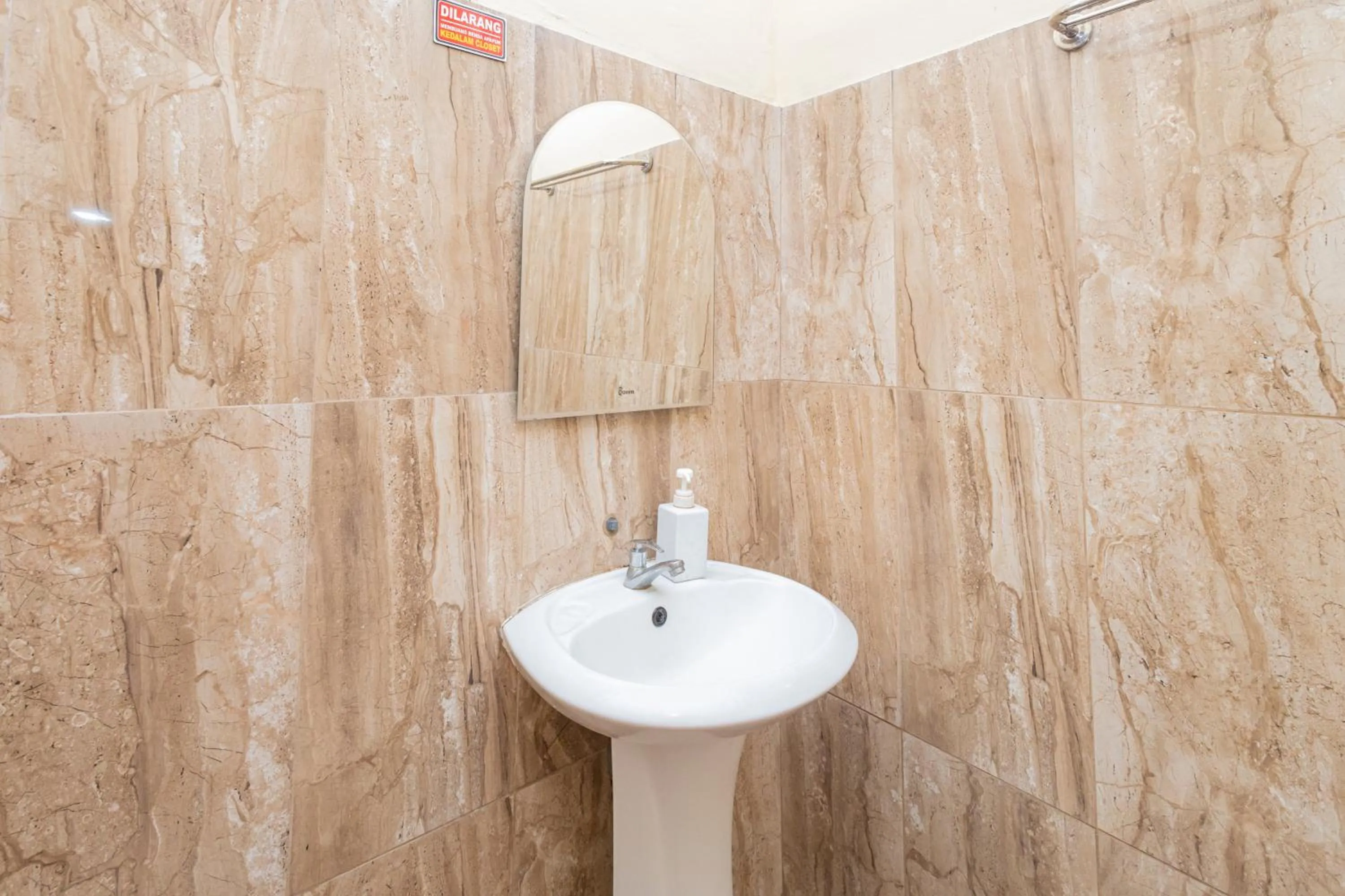 Bathroom in Boss Residence Serang Mitra RedDoorz