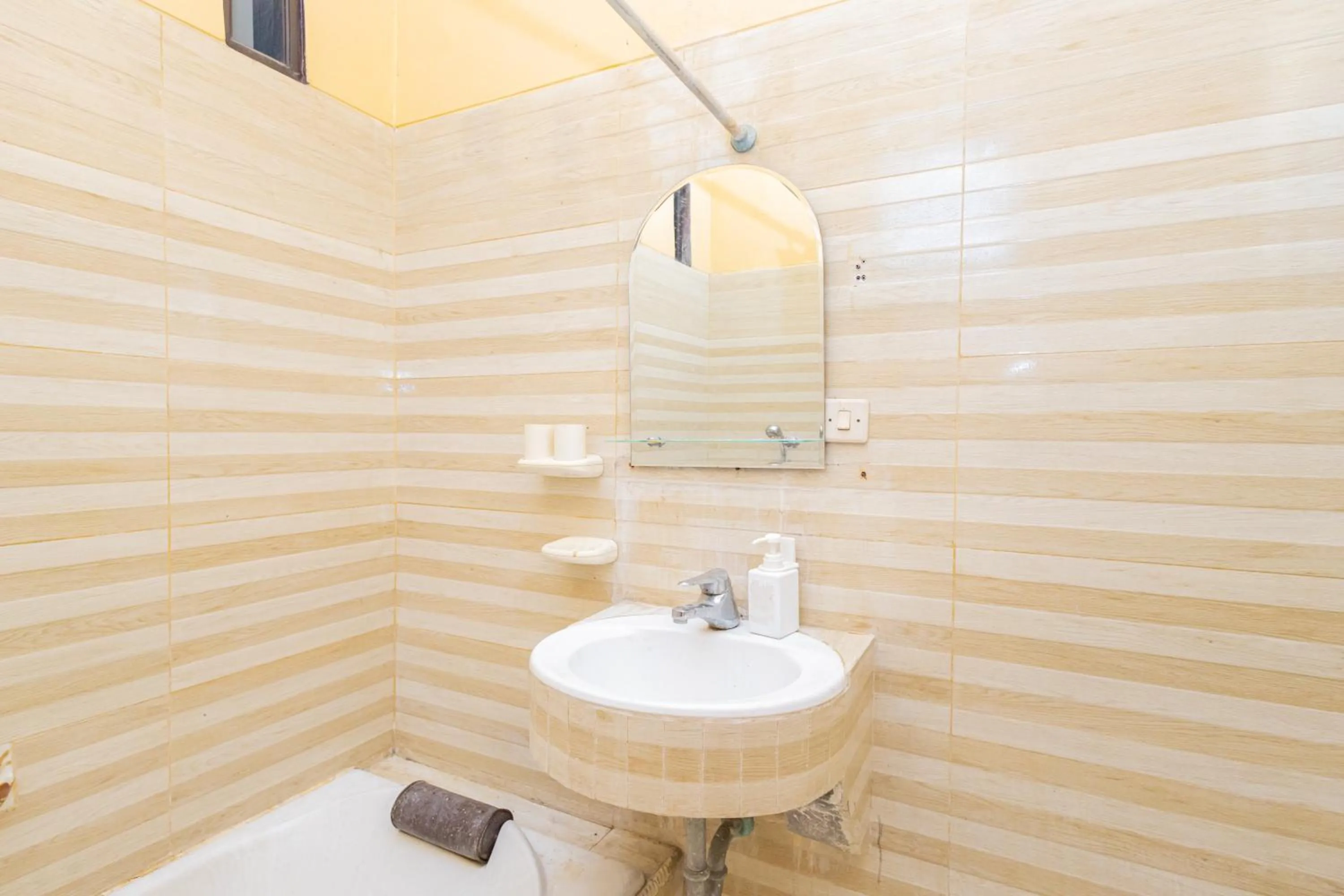 Shower in Boss Residence Serang Mitra RedDoorz