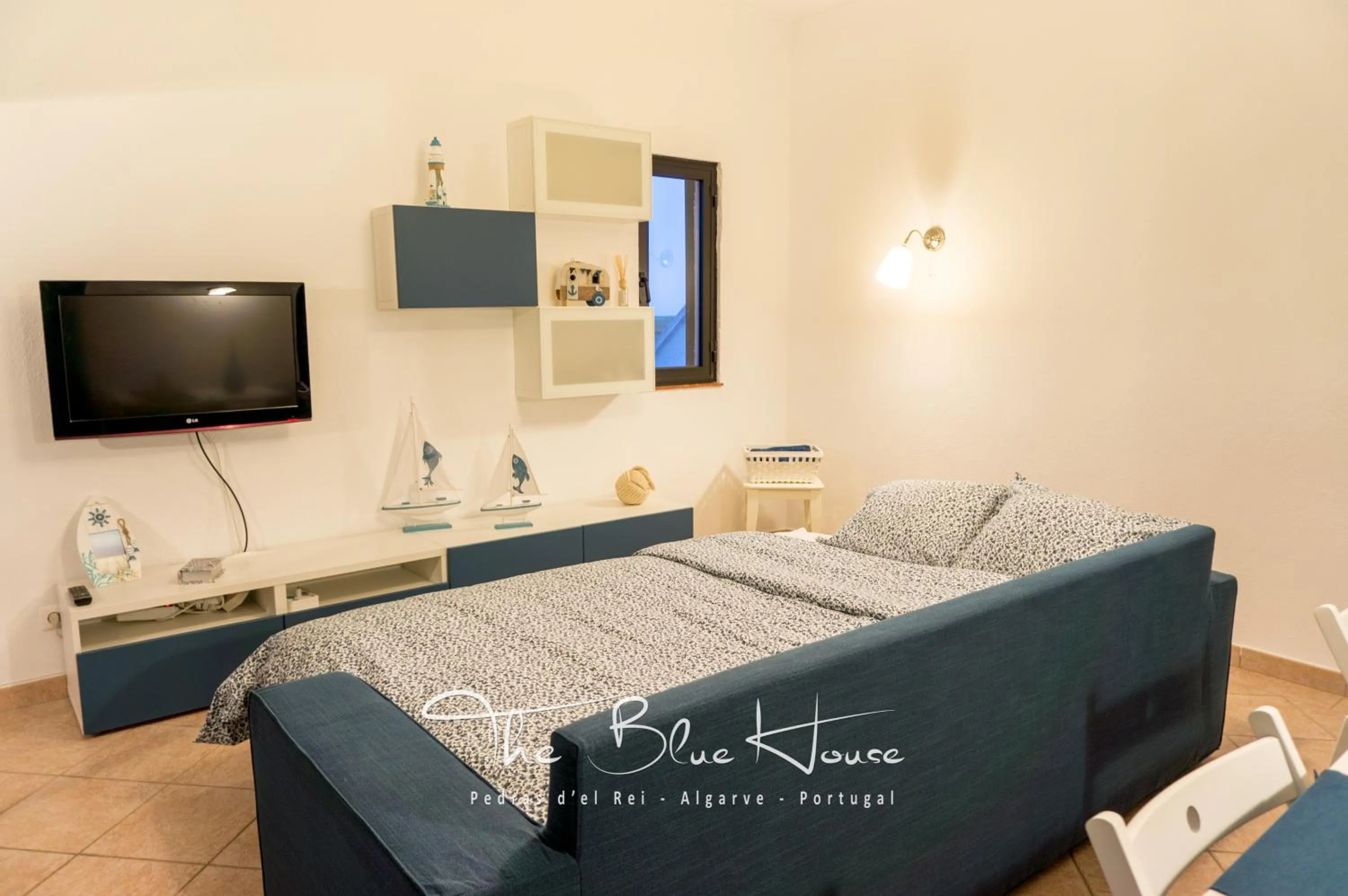 Living room, Bed in The Blue House, Pedras D'el Rei, Tavira
