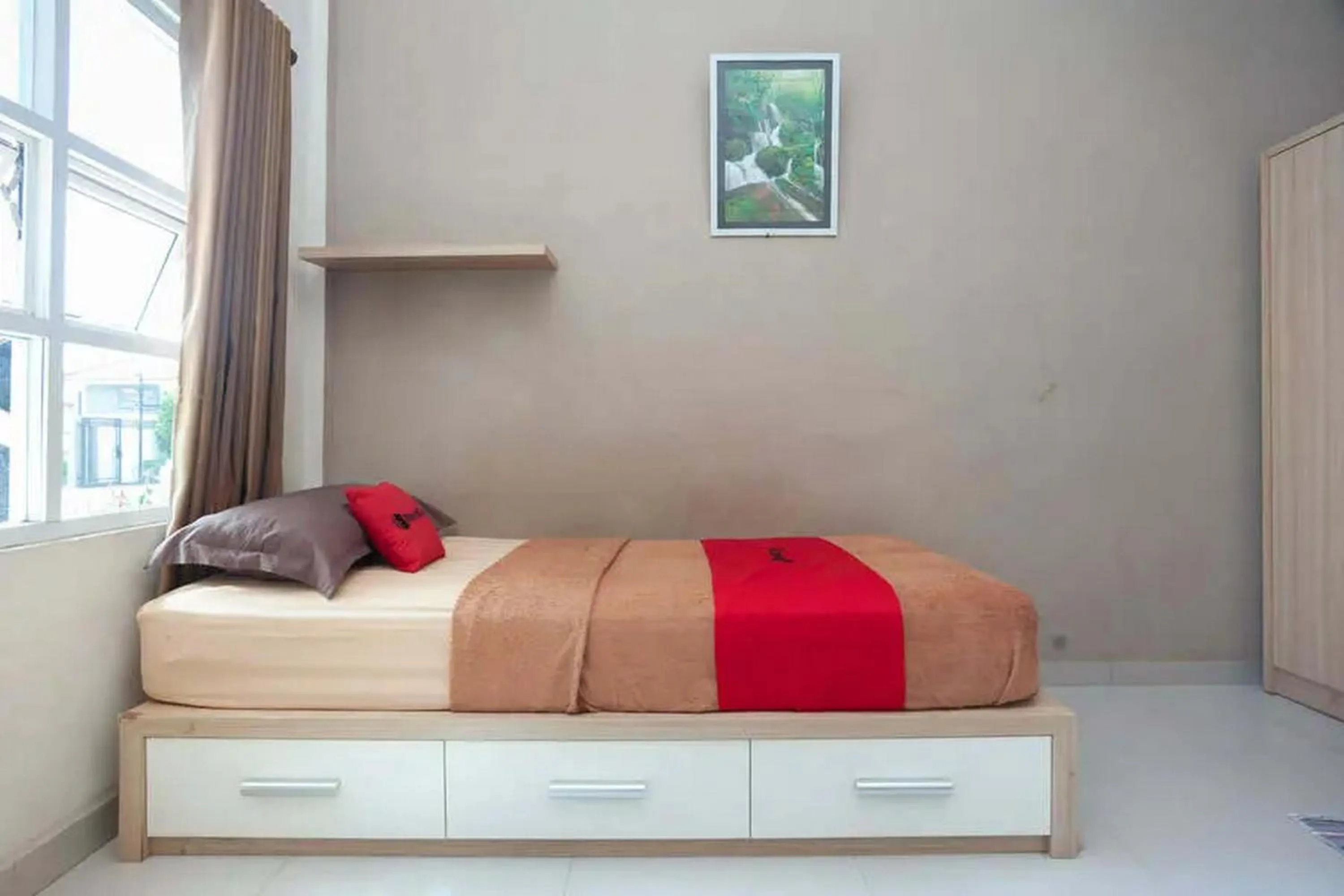 Bedroom, Bed in RedDoorz at Jalan HOS Cokroaminoto Jambi
