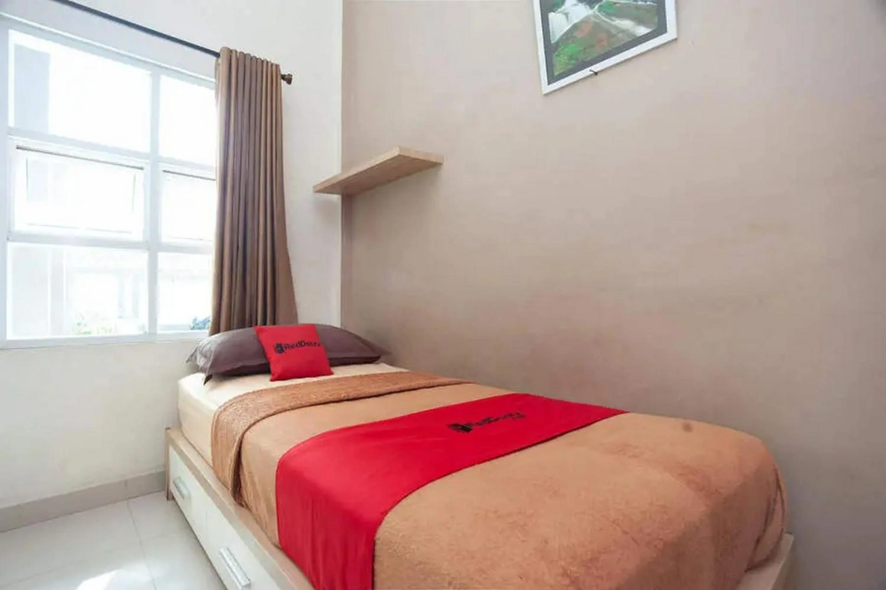 Bedroom, Bed in RedDoorz at Jalan HOS Cokroaminoto Jambi