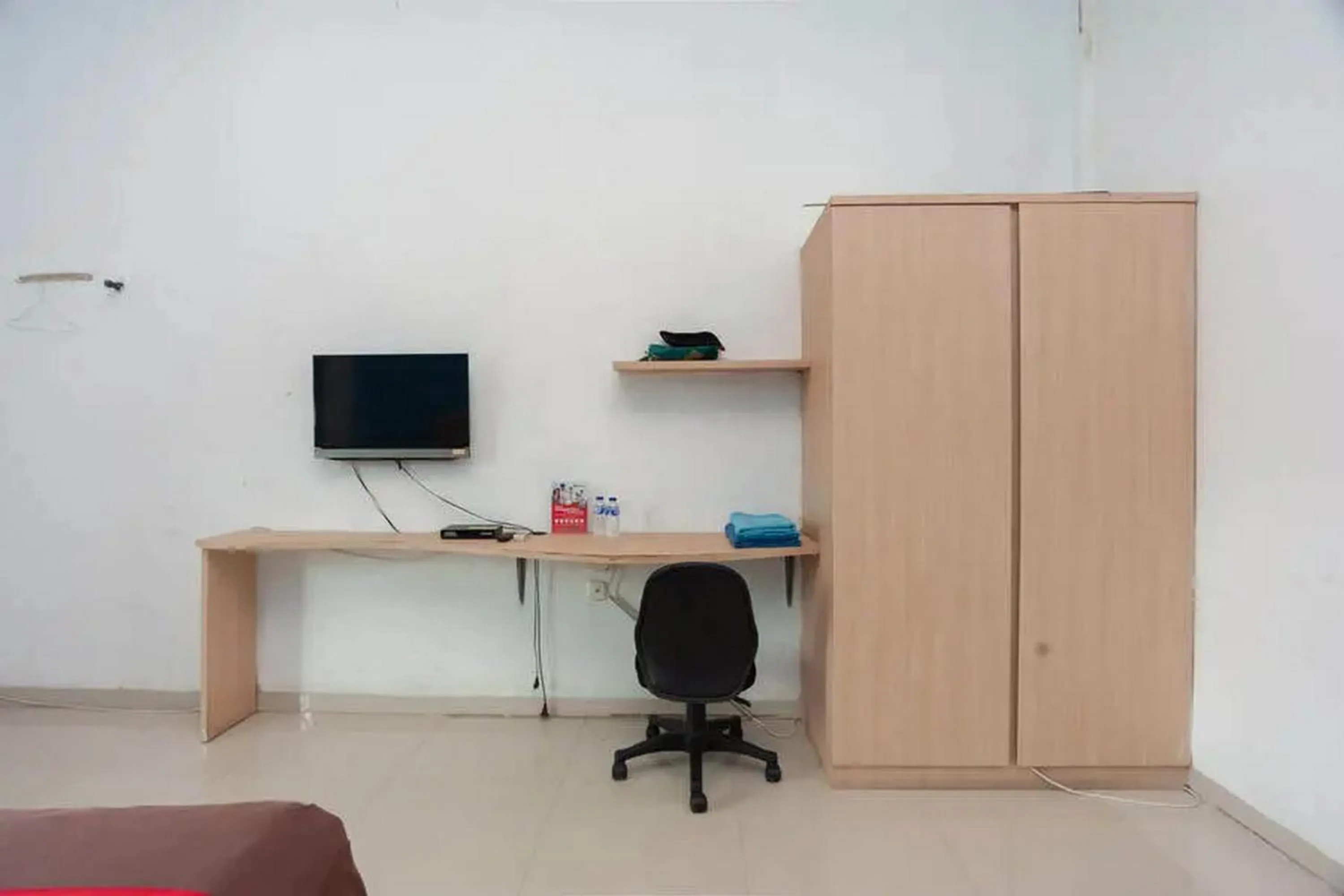 wardrobe in RedDoorz at Jalan HOS Cokroaminoto Jambi