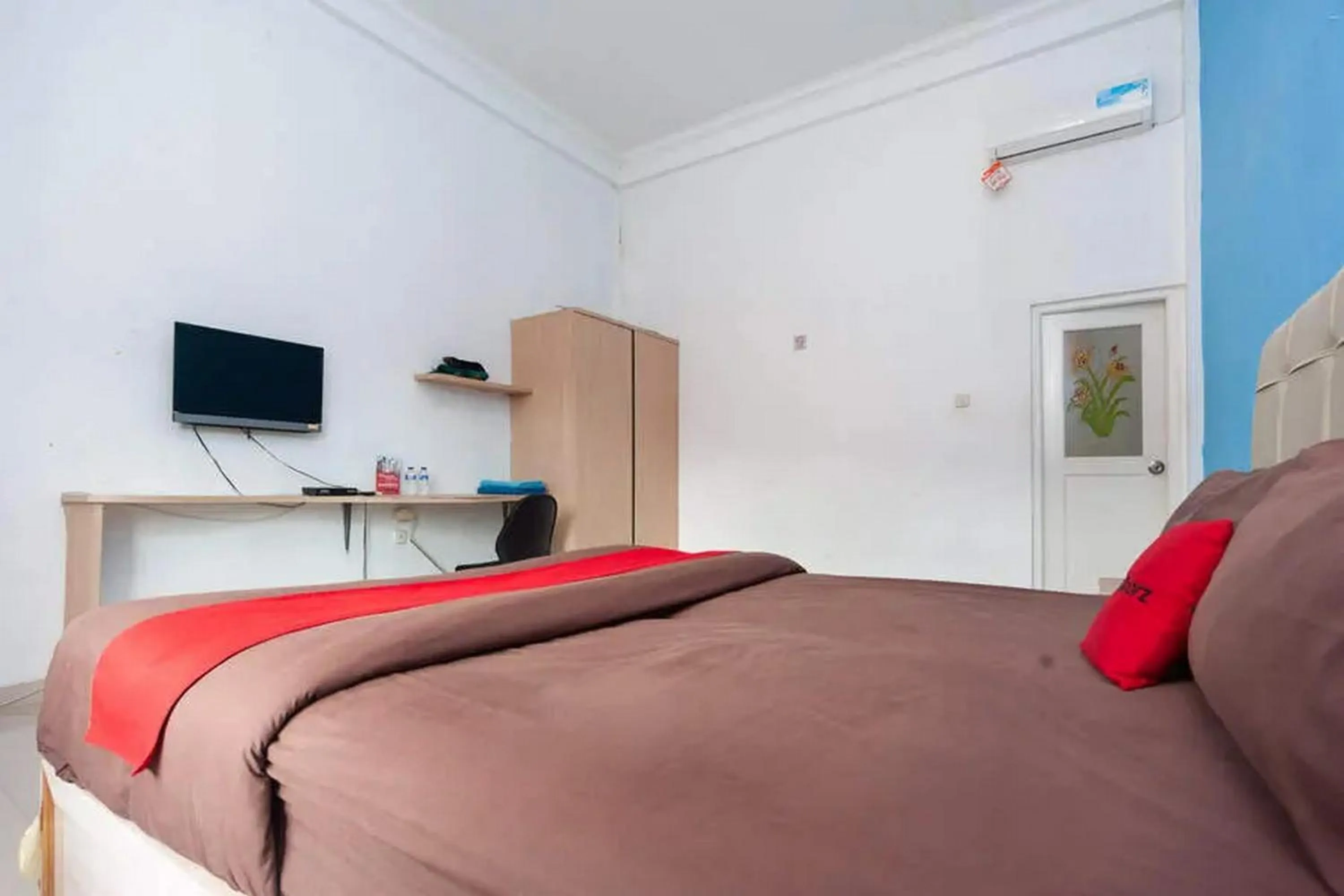 Bedroom, Bed in RedDoorz at Jalan HOS Cokroaminoto Jambi
