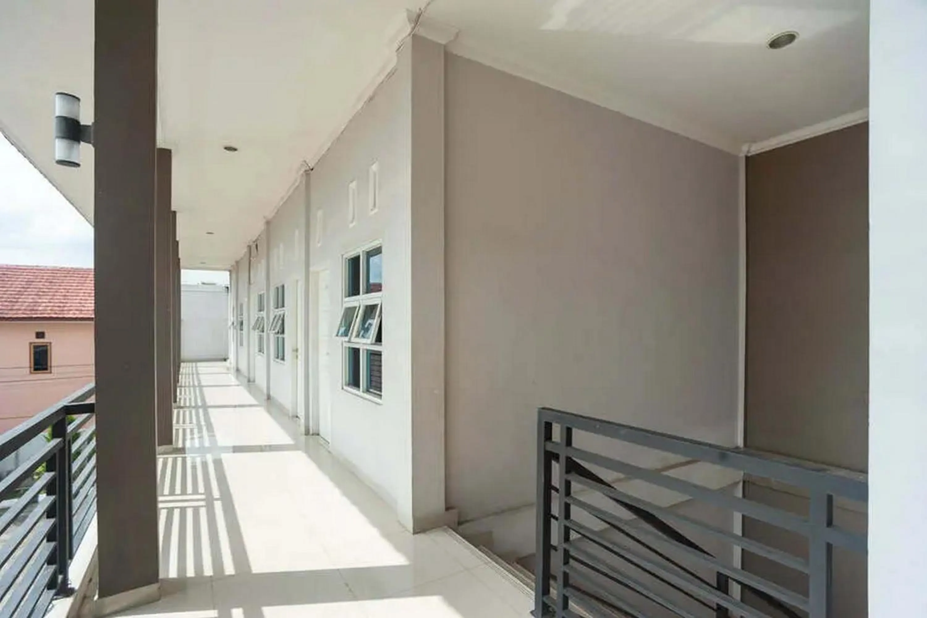 Balcony/Terrace in RedDoorz at Jalan HOS Cokroaminoto Jambi