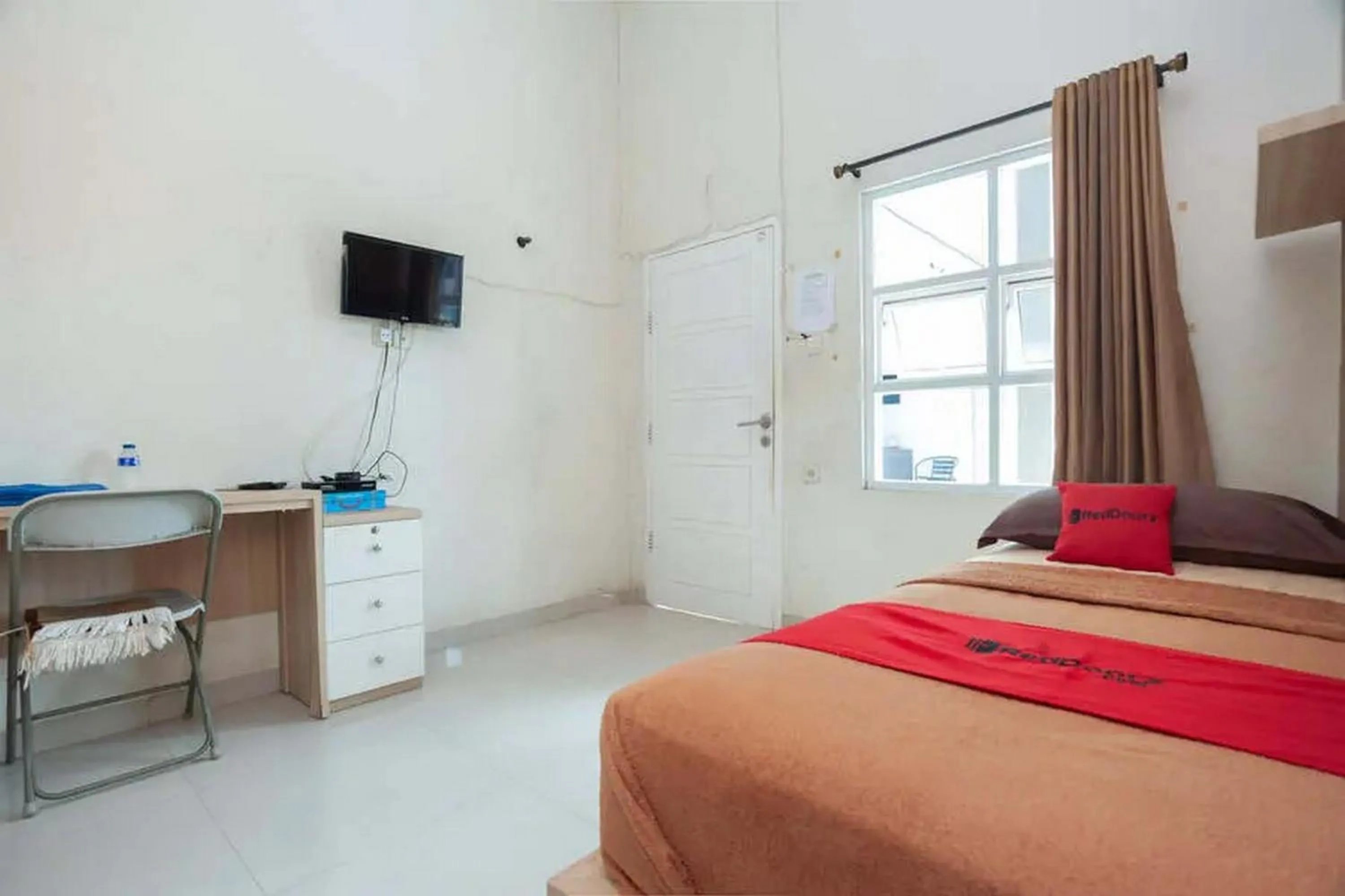Bedroom, Bed in RedDoorz at Jalan HOS Cokroaminoto Jambi