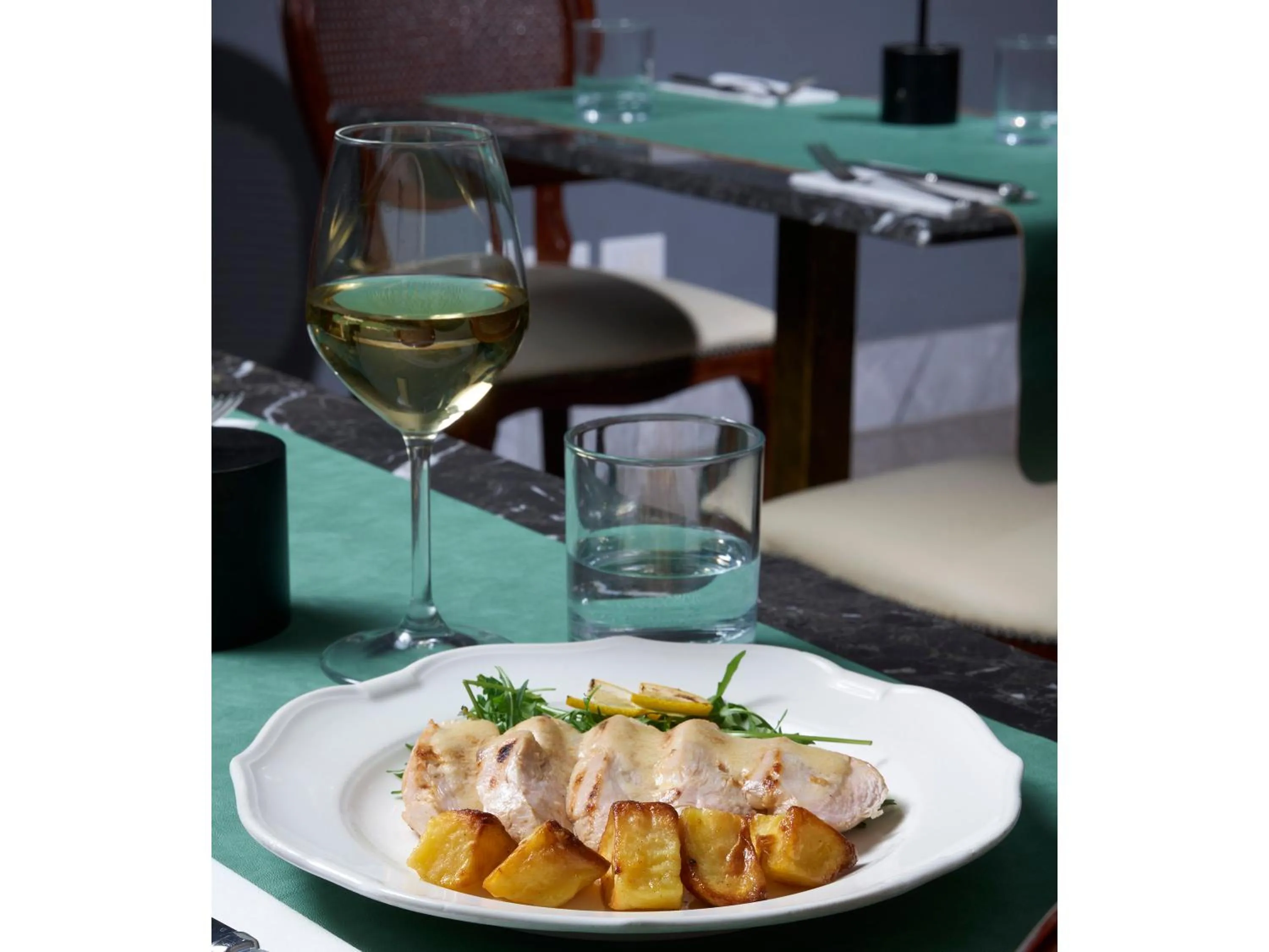 Restaurant/places to eat in Golden Tulip Rome Piram