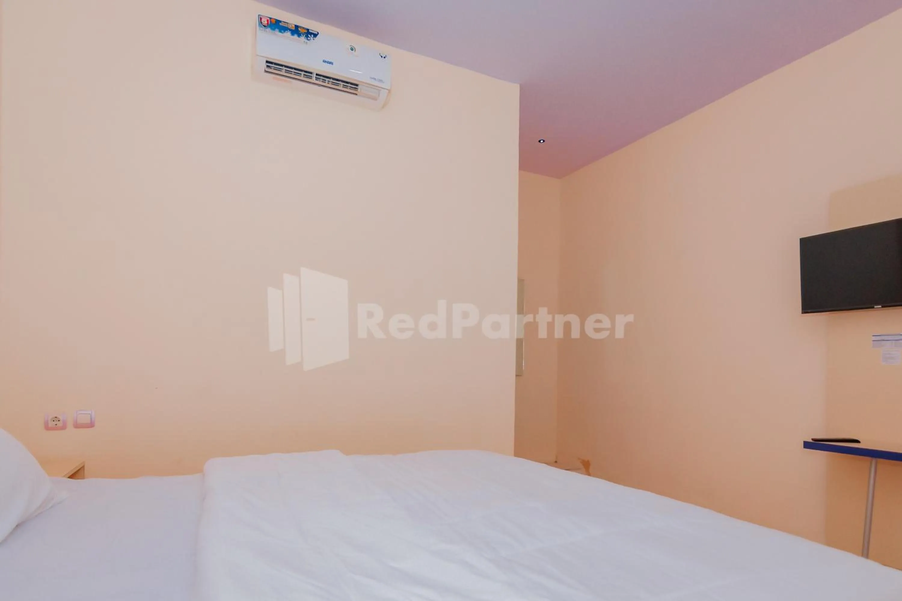 Photo of the whole room, Bed in Ungu Kangen Hotel Bogor Mitra RedDoorz