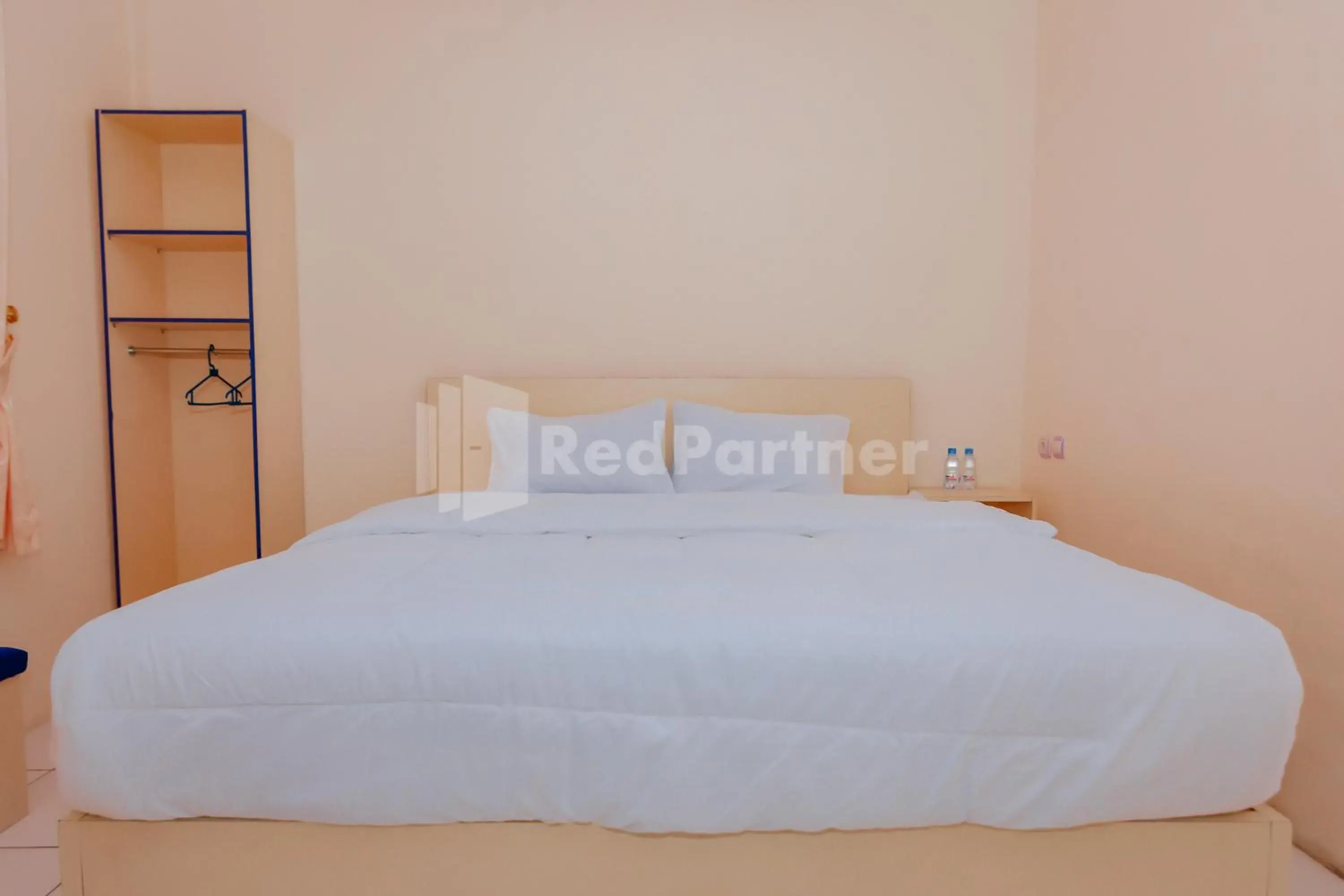 Bedroom, Bed in Ungu Kangen Hotel Bogor Mitra RedDoorz Bedroom, Bed in Ungu Kangen Hotel Bogor Mitra RedDoorz