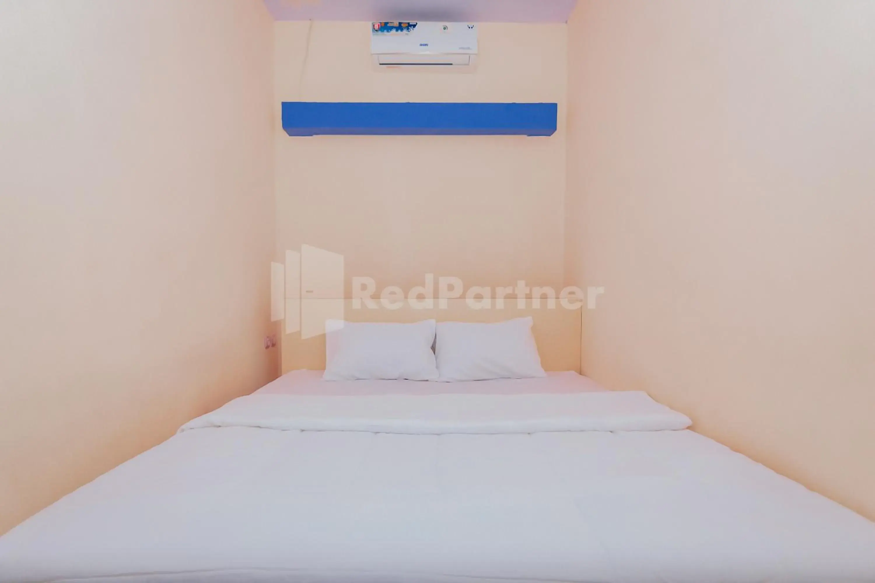 Photo of the whole room, Bed in Ungu Kangen Hotel Bogor Mitra RedDoorz Photo of the whole room, Bed in Ungu Kangen Hotel Bogor Mitra RedDoorz