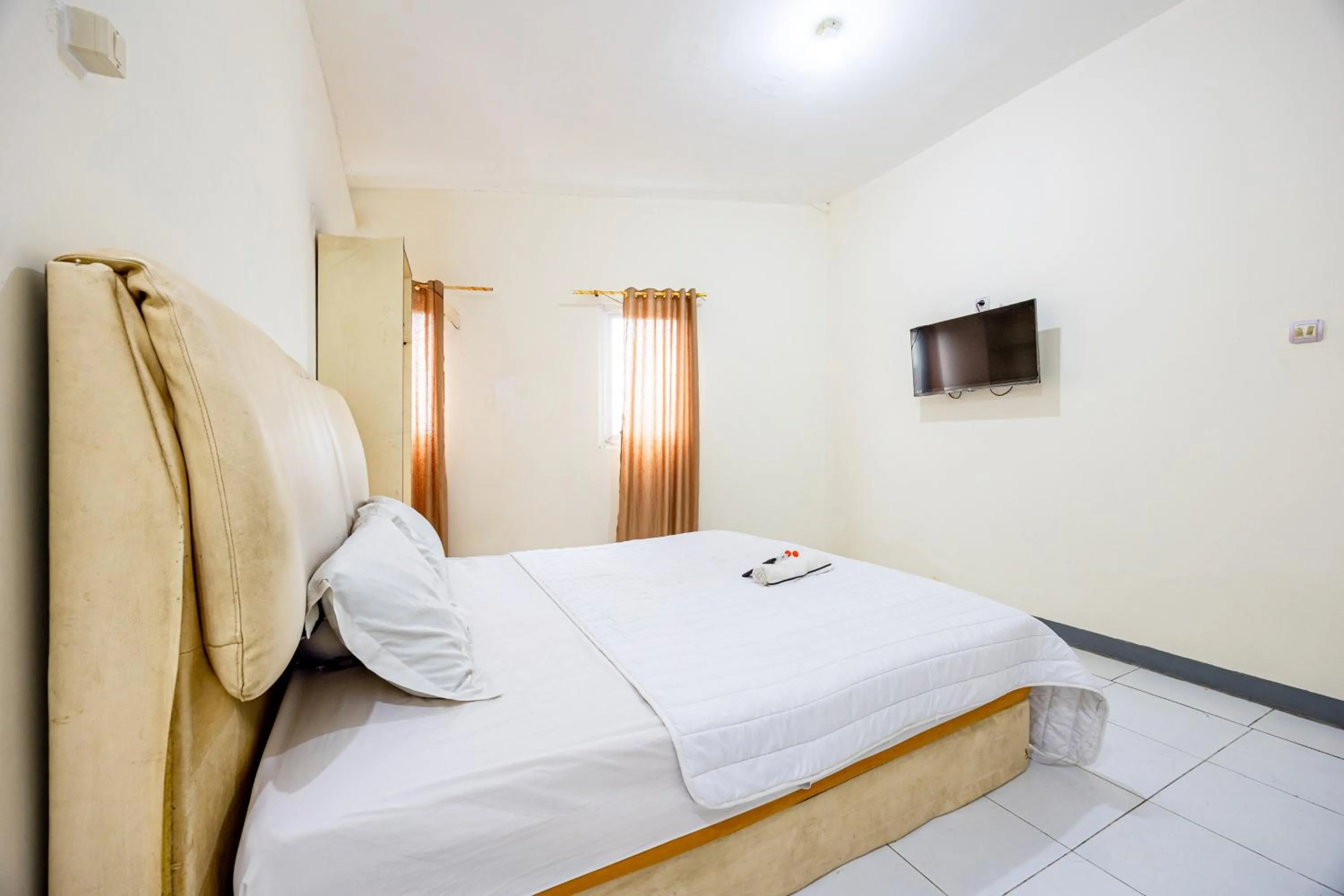Bedroom, Bed in Simple Hotel Bogor RedPartner