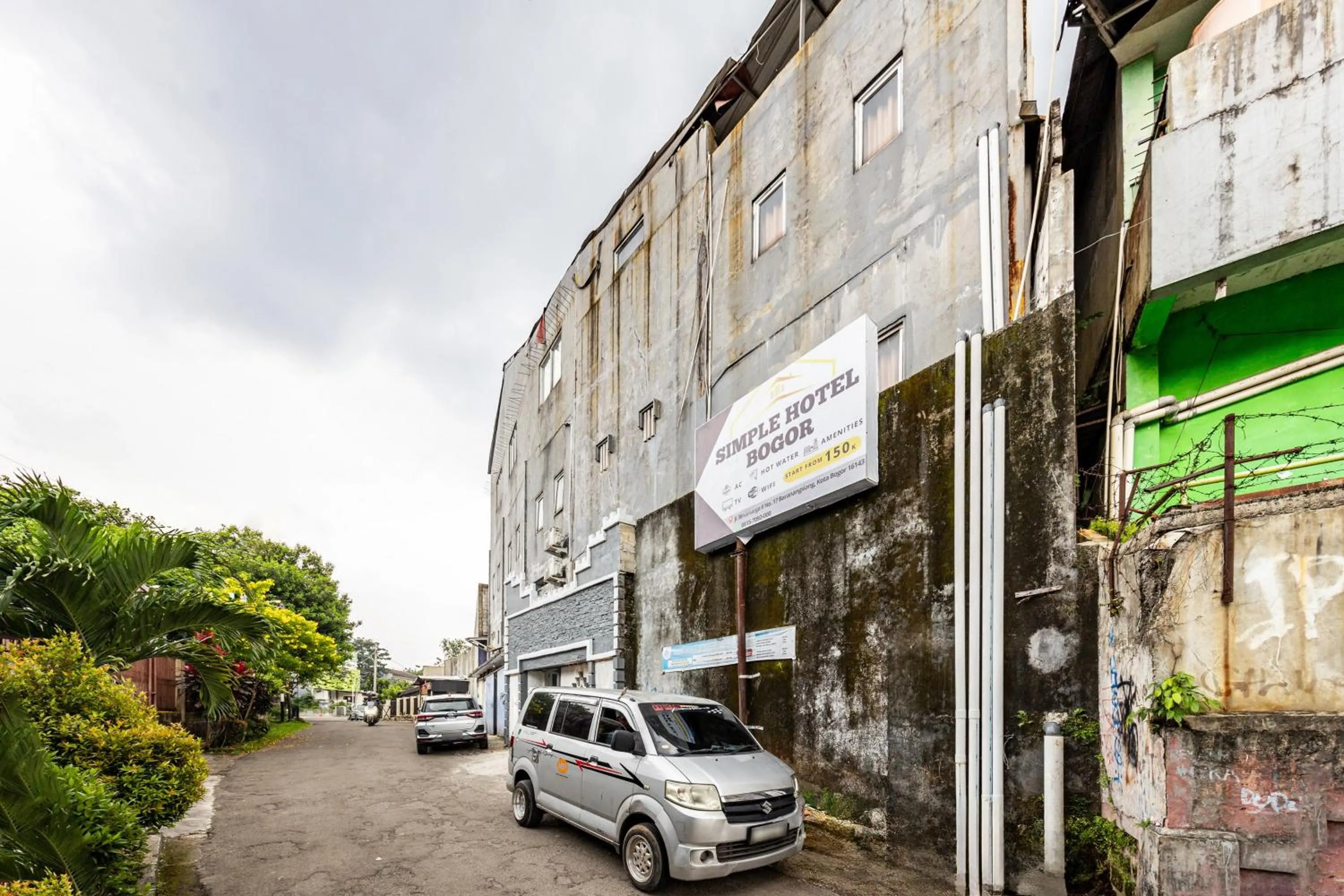 Parking in Simple Hotel Bogor RedPartner