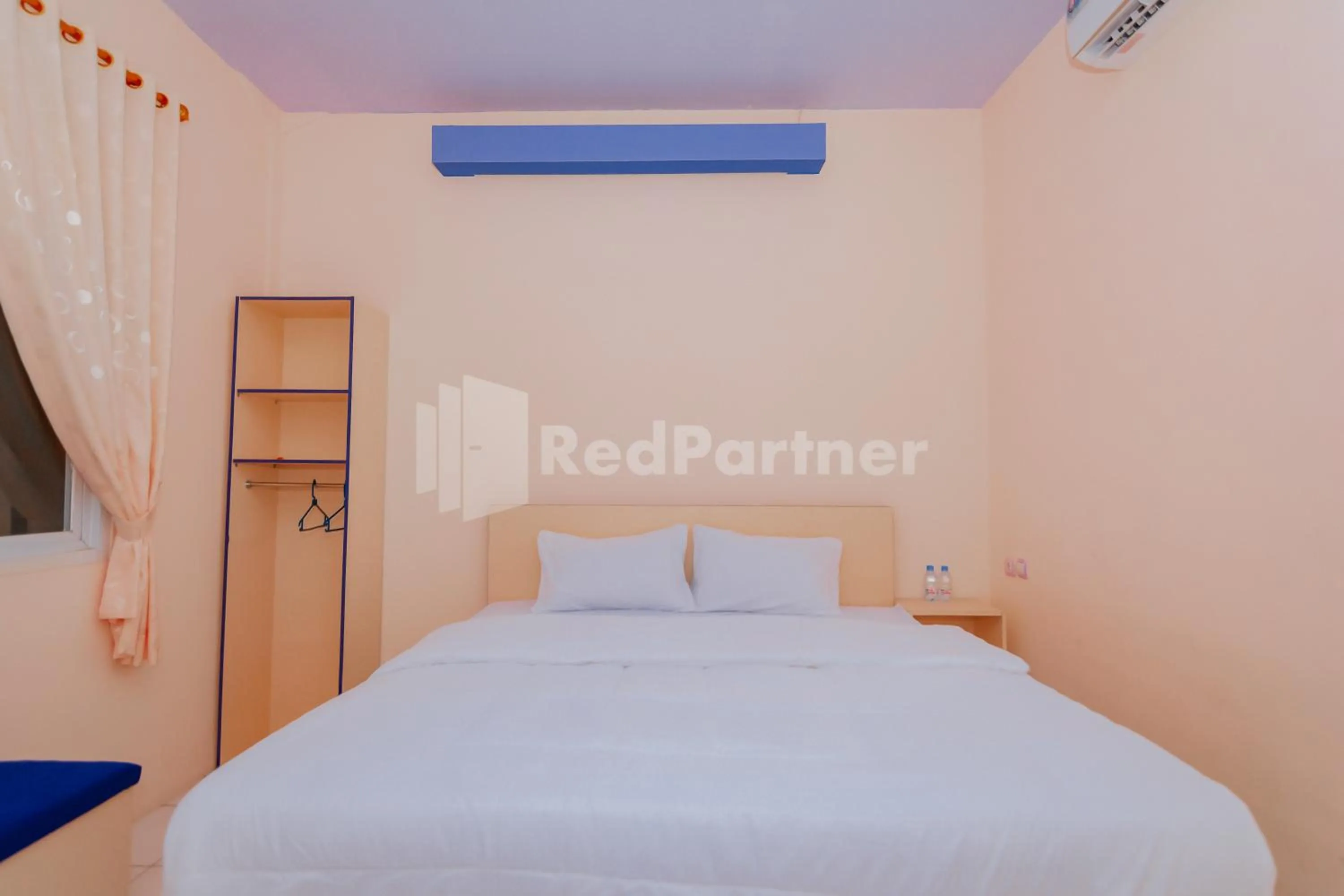 Photo of the whole room, Bed in Ungu Kangen Hotel Bogor Mitra RedDoorz