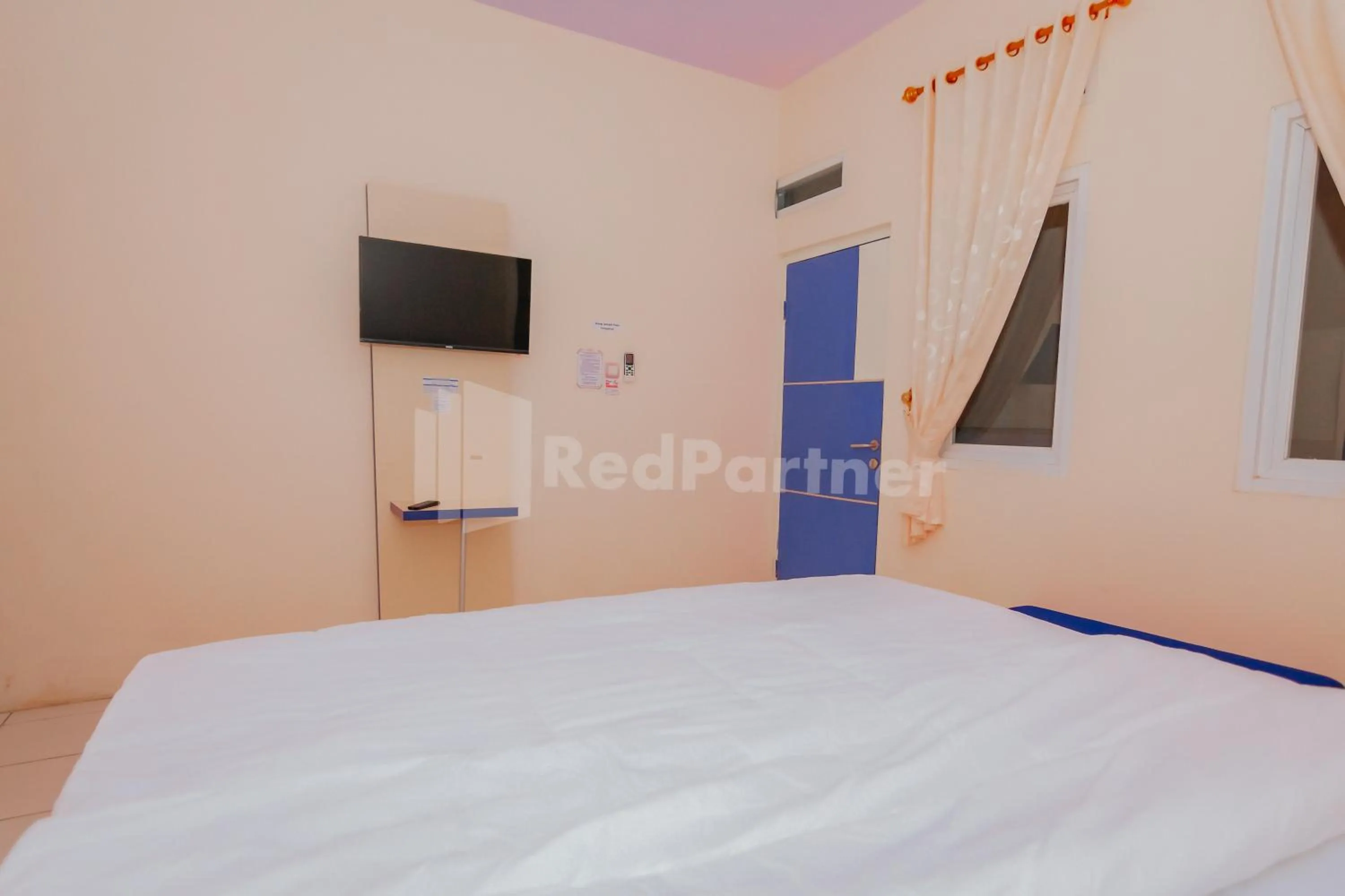 Photo of the whole room, Bed in Ungu Kangen Hotel Bogor Mitra RedDoorz