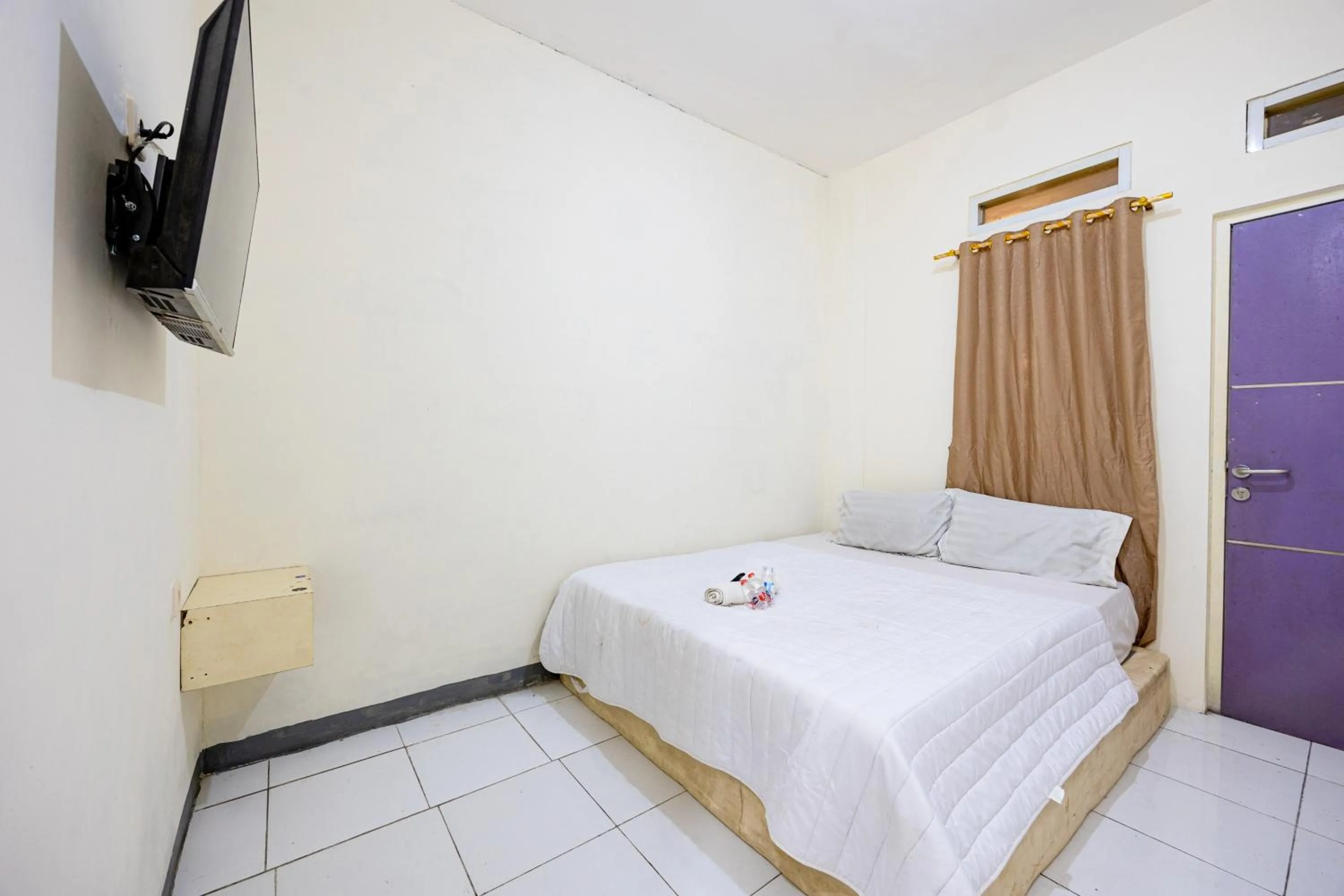 Bedroom, Bed in Simple Hotel Bogor RedPartner