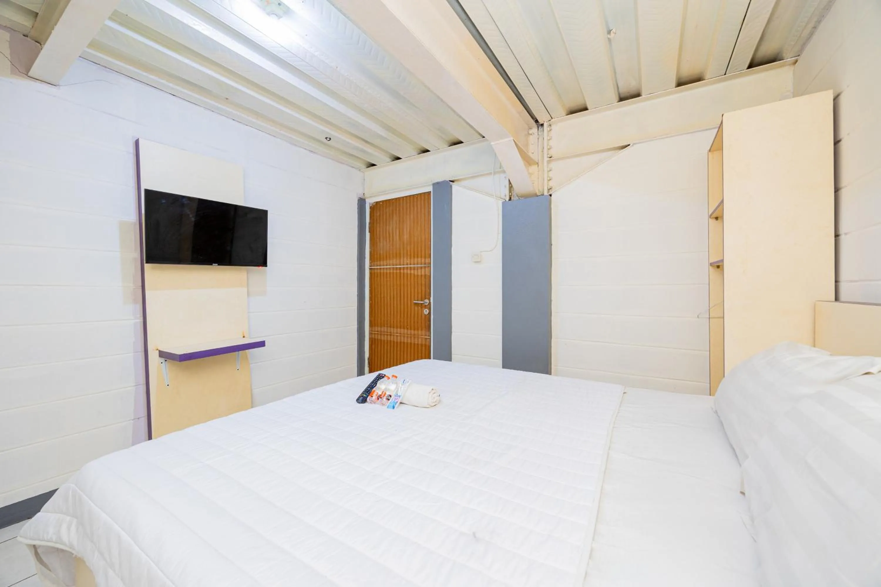 Bedroom, Bed in Simple Hotel Bogor RedPartner