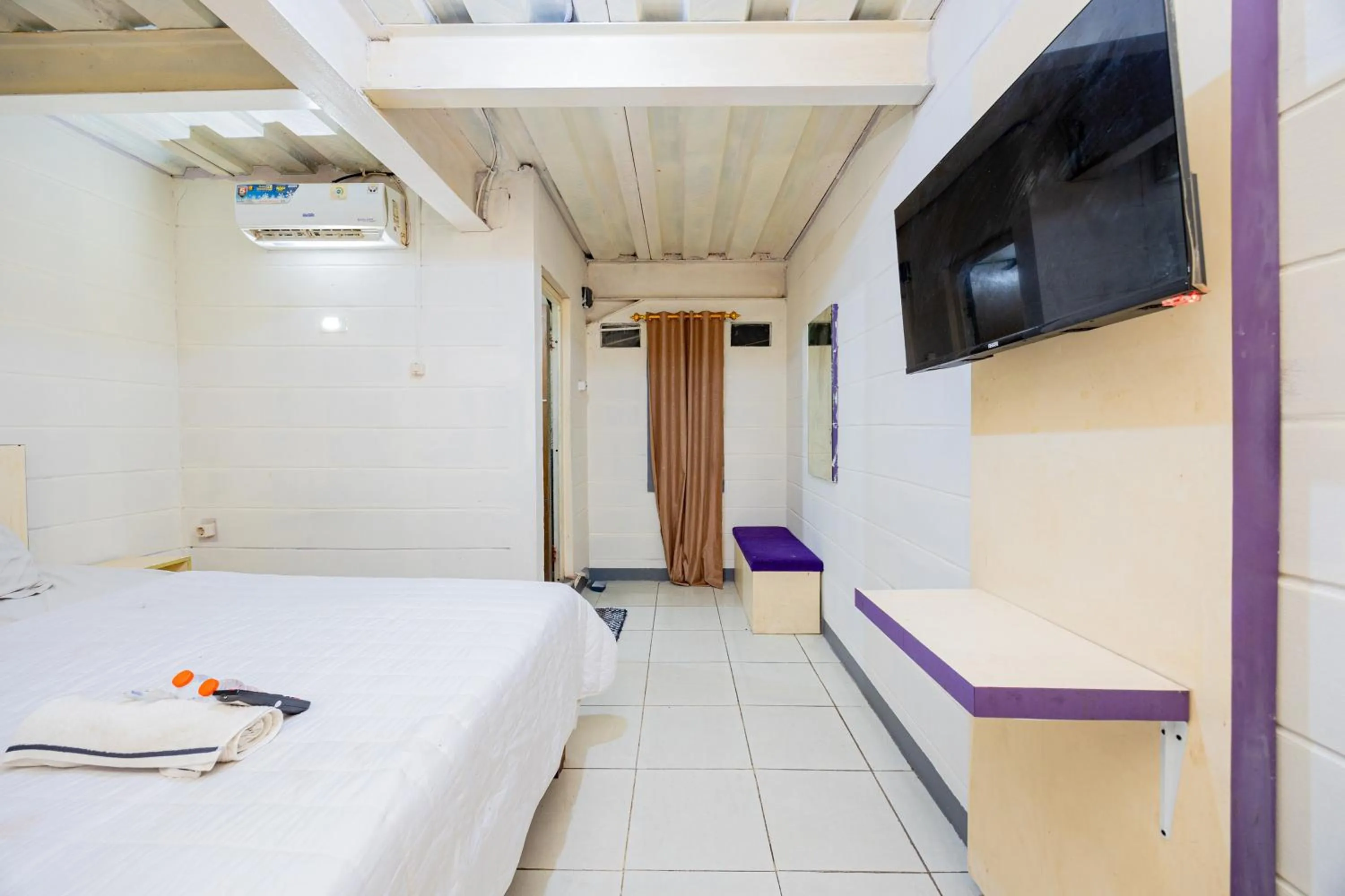 Bedroom, Bed in Simple Hotel Bogor RedPartner