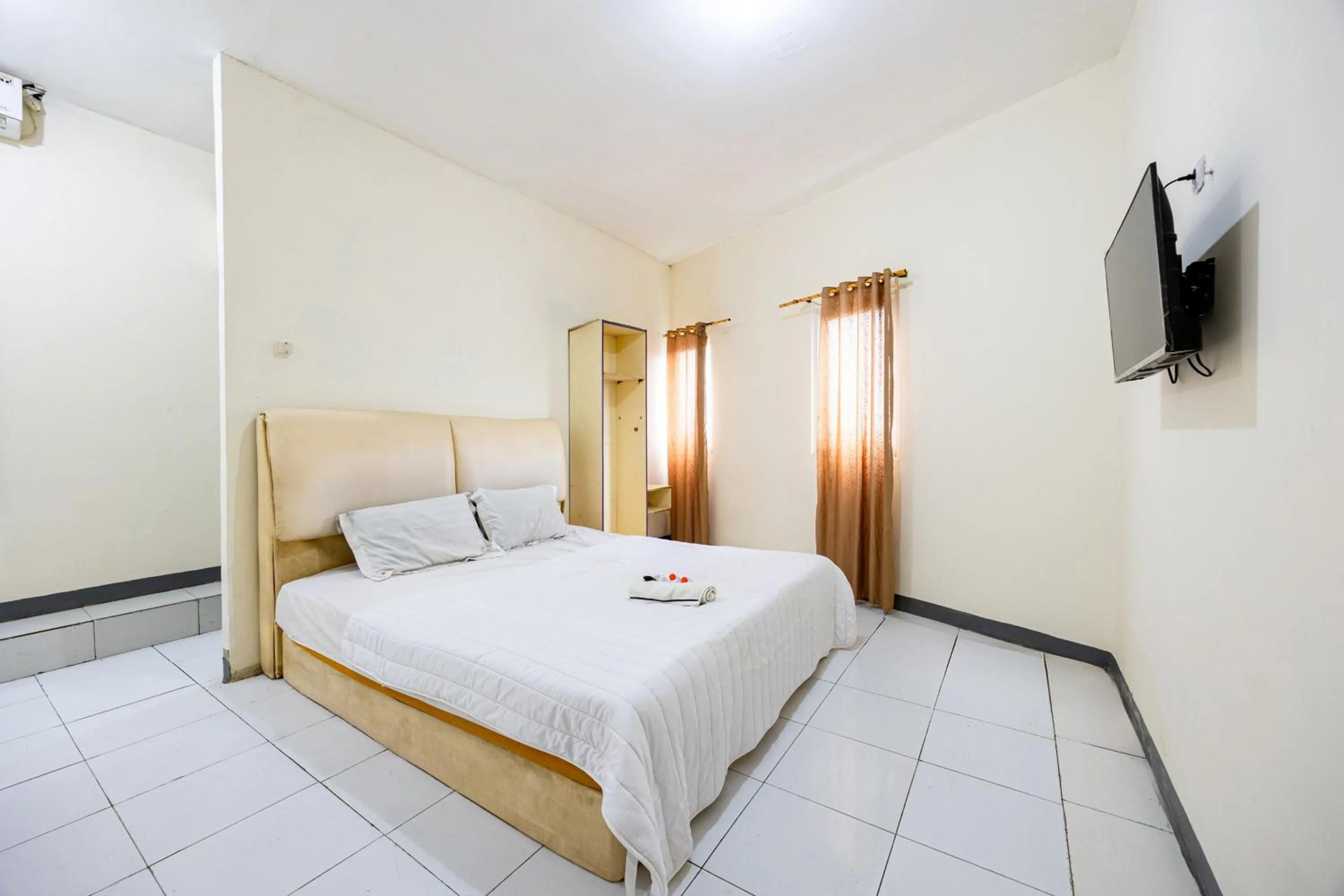 Bedroom, Bed in Simple Hotel Bogor RedPartner
