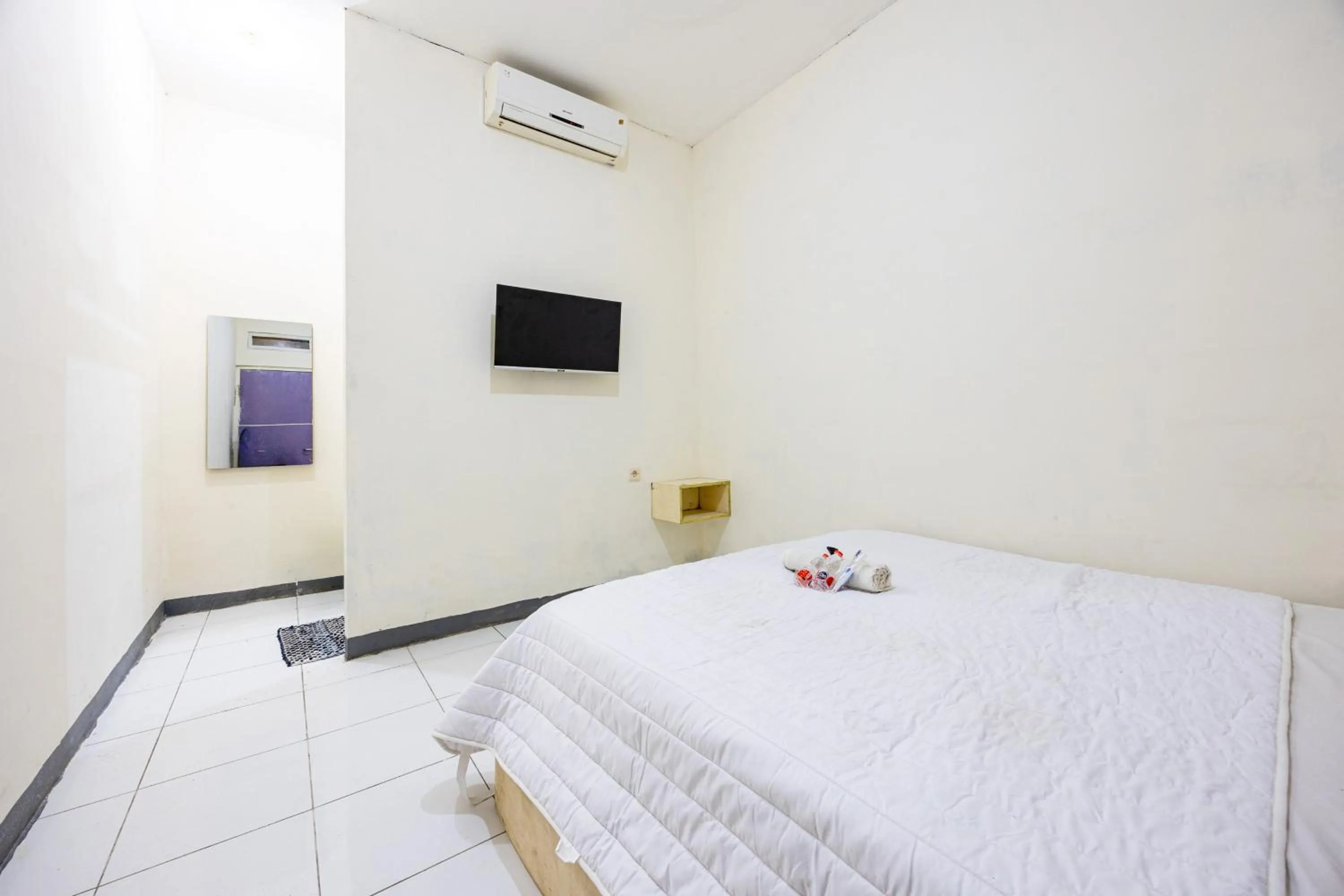Bedroom, Bed in Simple Hotel Bogor RedPartner