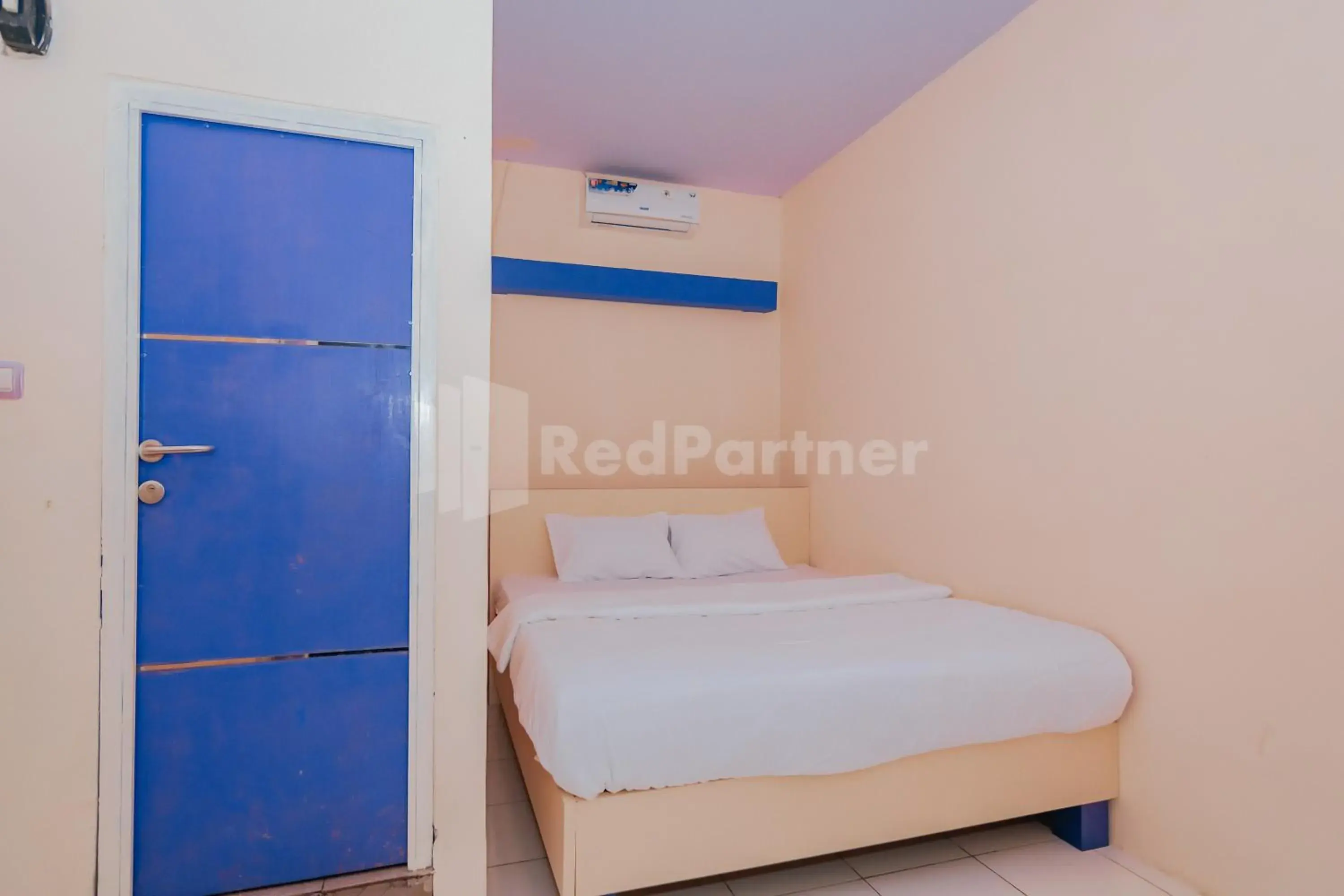 Photo of the whole room, Bed in Ungu Kangen Hotel Bogor Mitra RedDoorz Photo of the whole room, Bed in Ungu Kangen Hotel Bogor Mitra RedDoorz