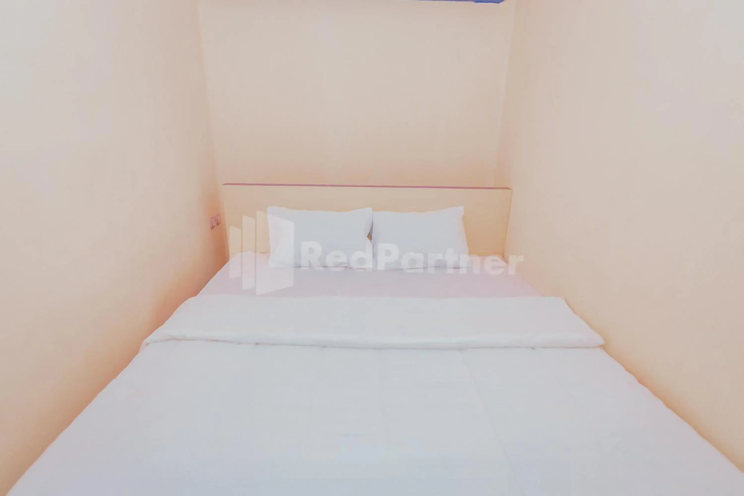 Photo of the whole room, Bed in Ungu Kangen Hotel Bogor Mitra RedDoorz Photo of the whole room, Bed in Ungu Kangen Hotel Bogor Mitra RedDoorz