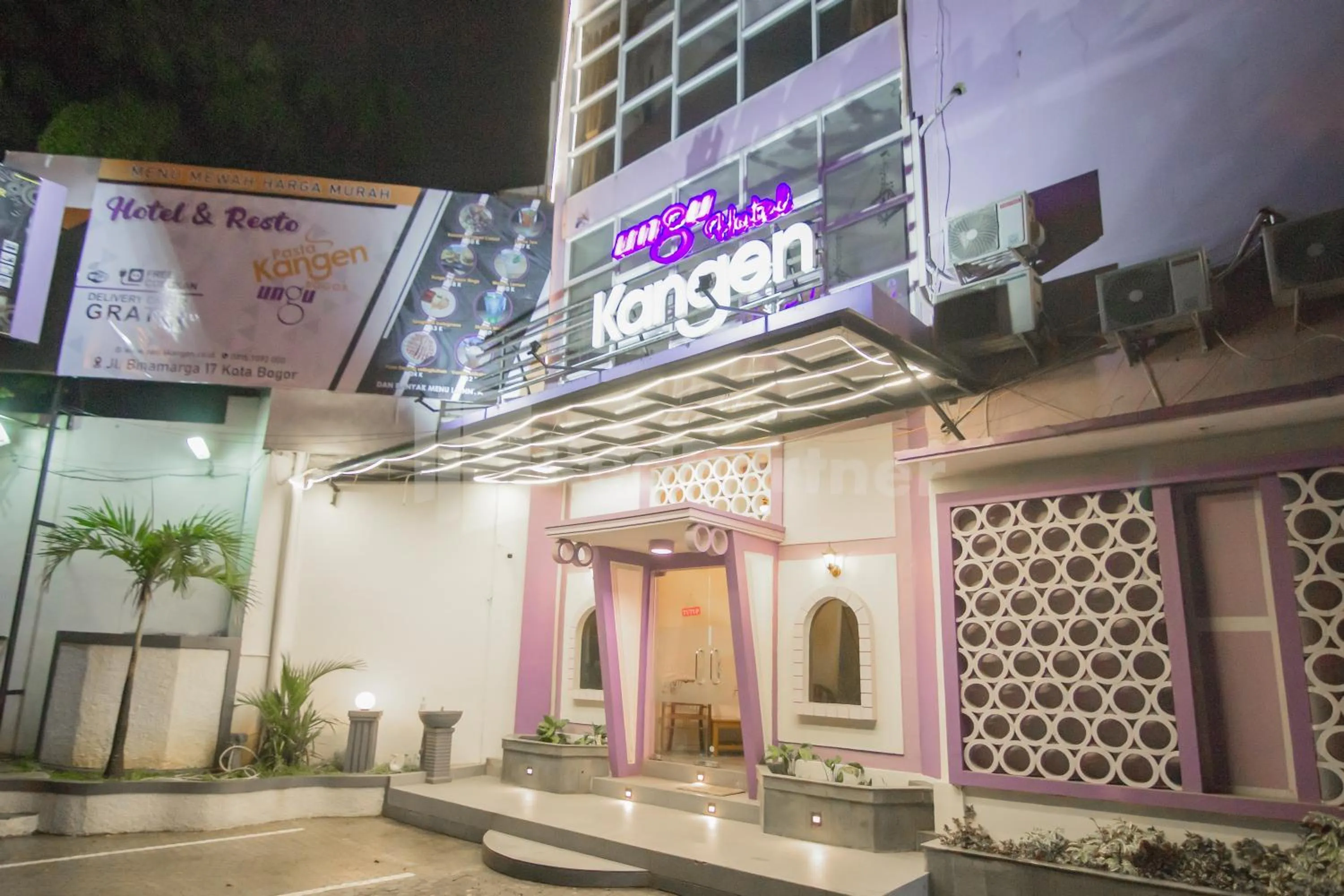 Facade/entrance in Ungu Kangen Hotel Bogor Mitra RedDoorz