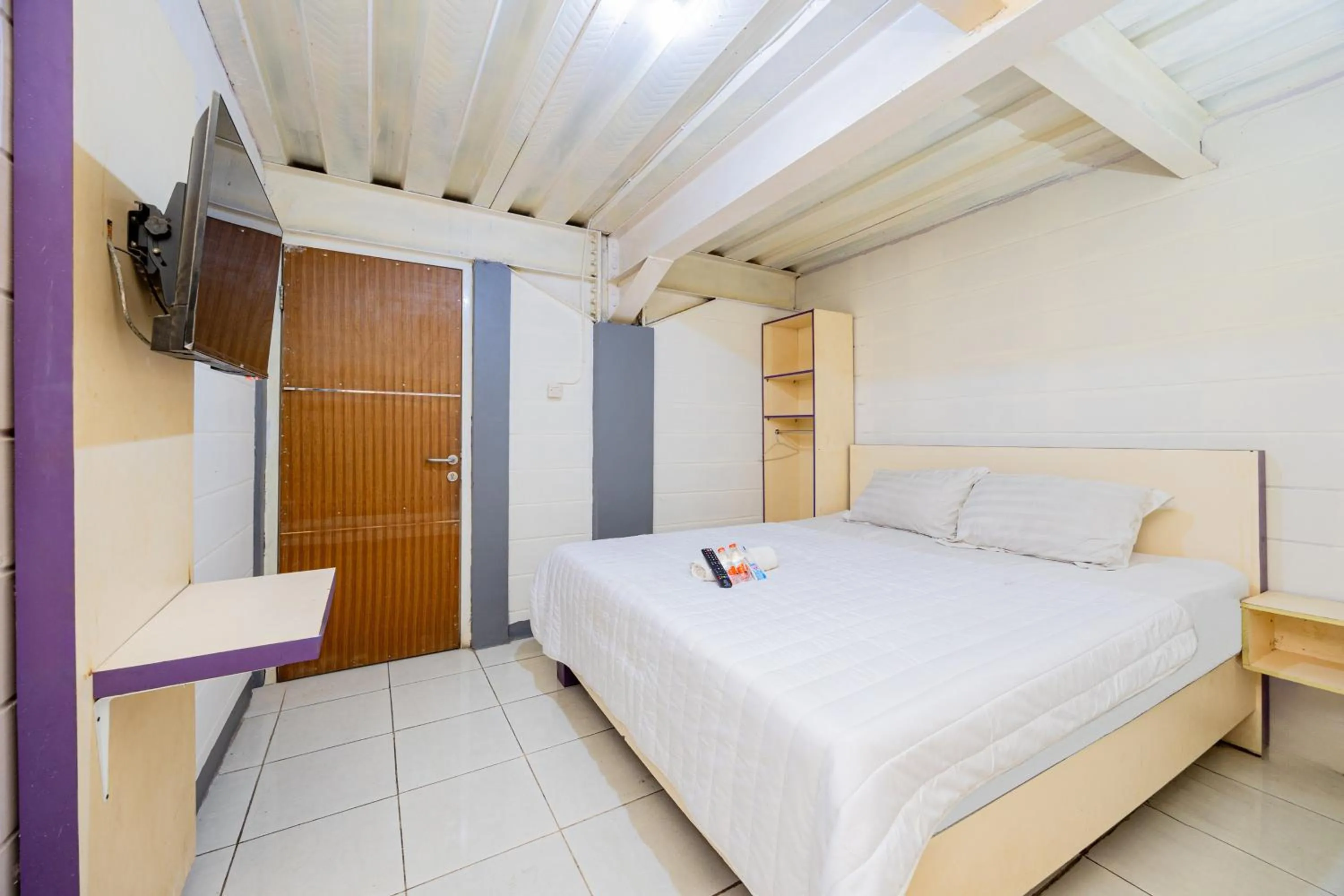 Bedroom, Bed in Simple Hotel Bogor RedPartner