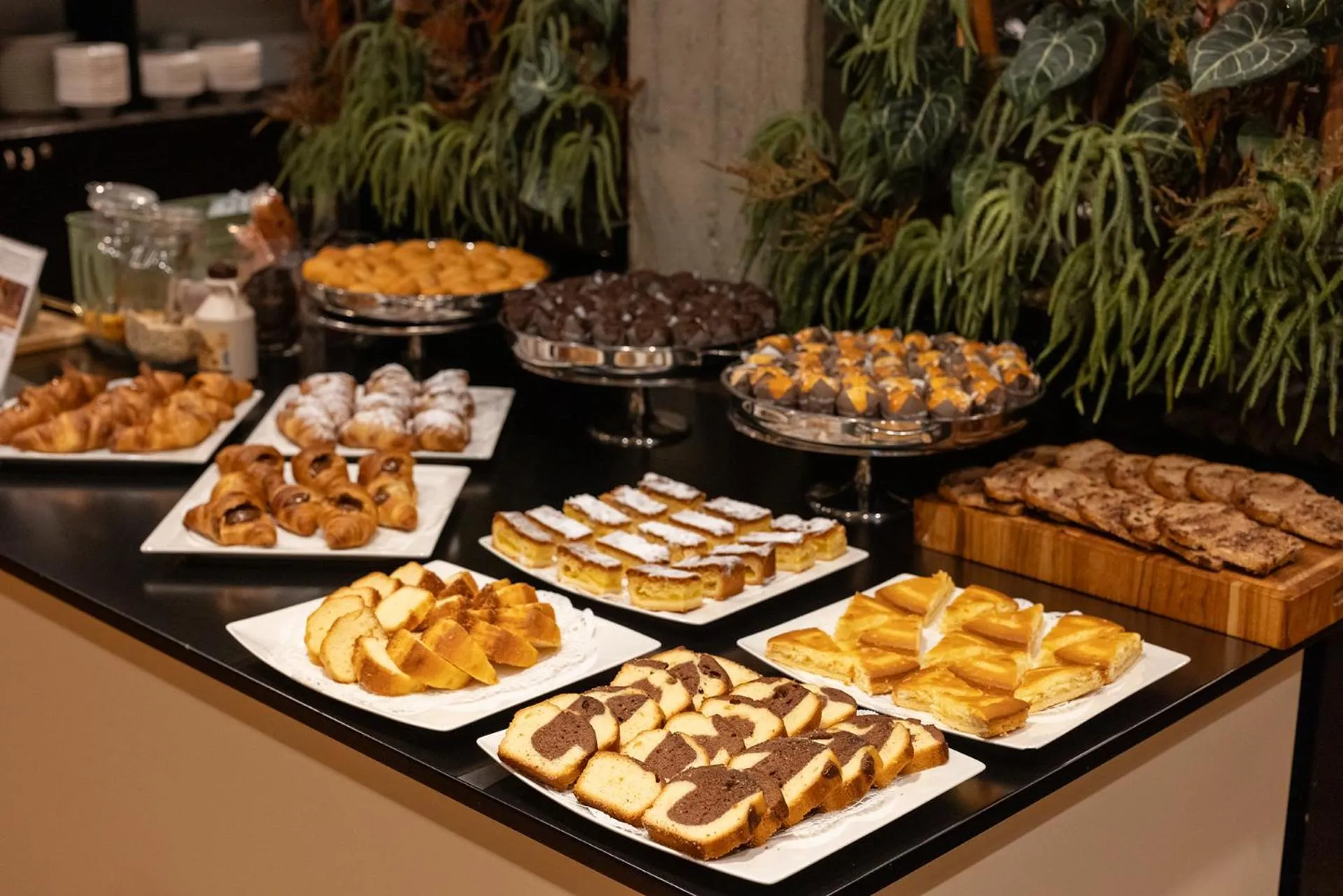 Buffet breakfast in Hotel Leopardi