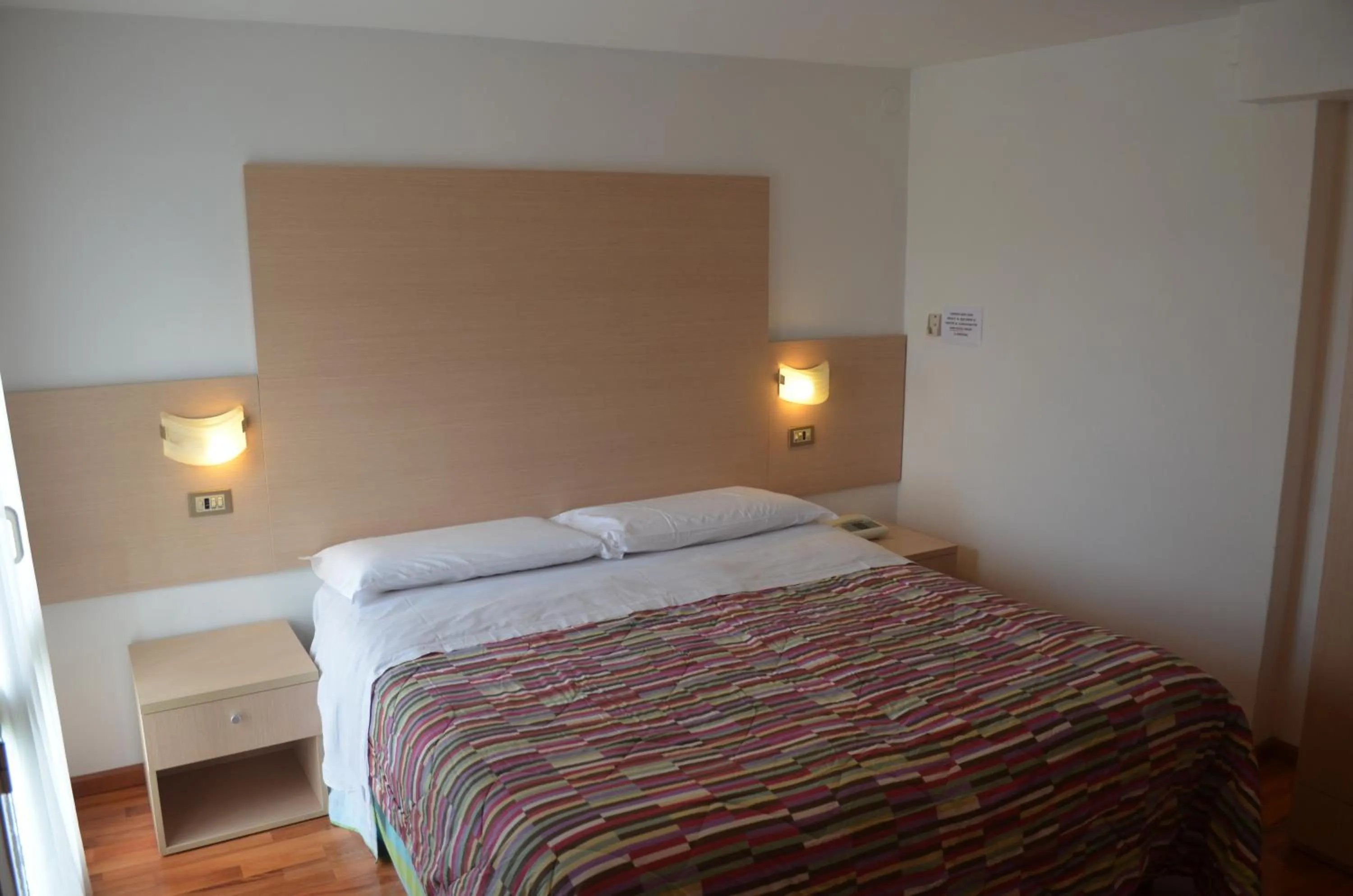 Restaurant/places to eat, Bed in Hotel Paradiso