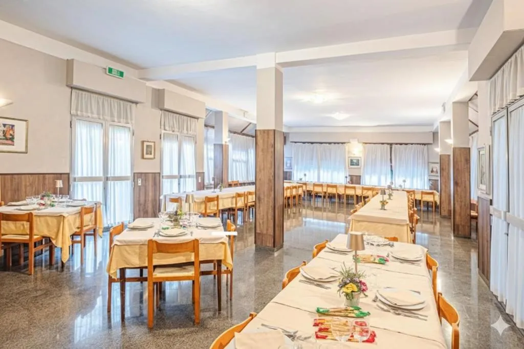 Restaurant/places to eat in Hotel Paradiso