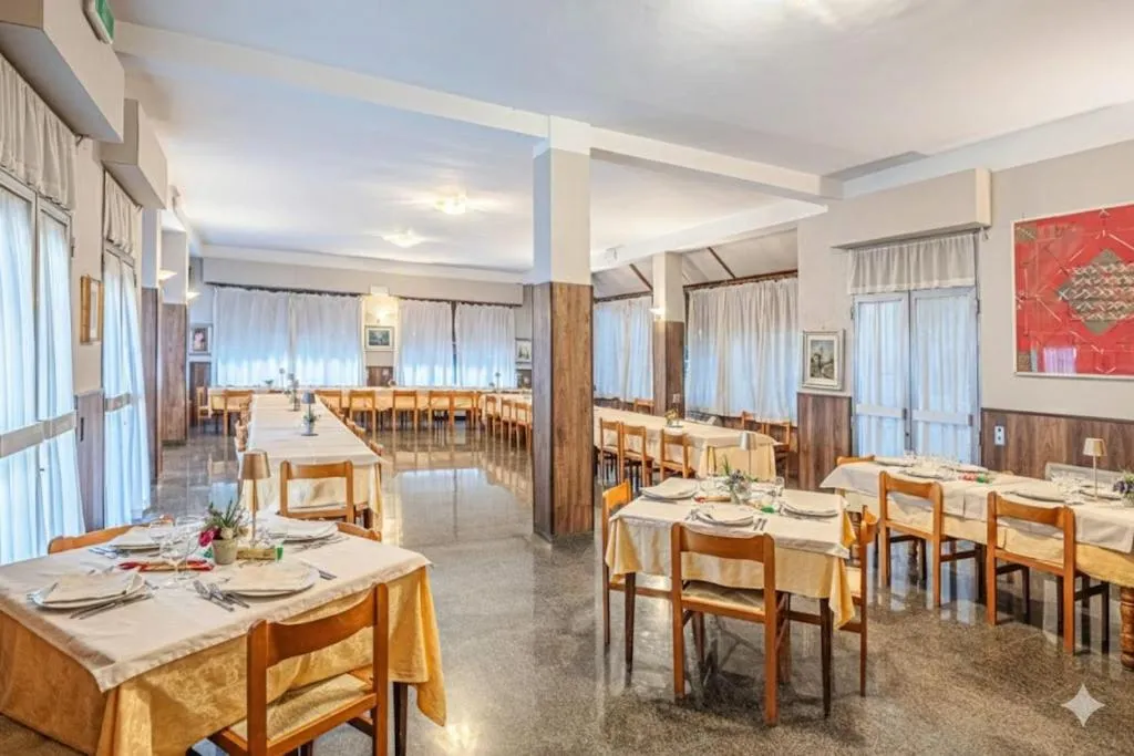 Restaurant/places to eat in Hotel Paradiso