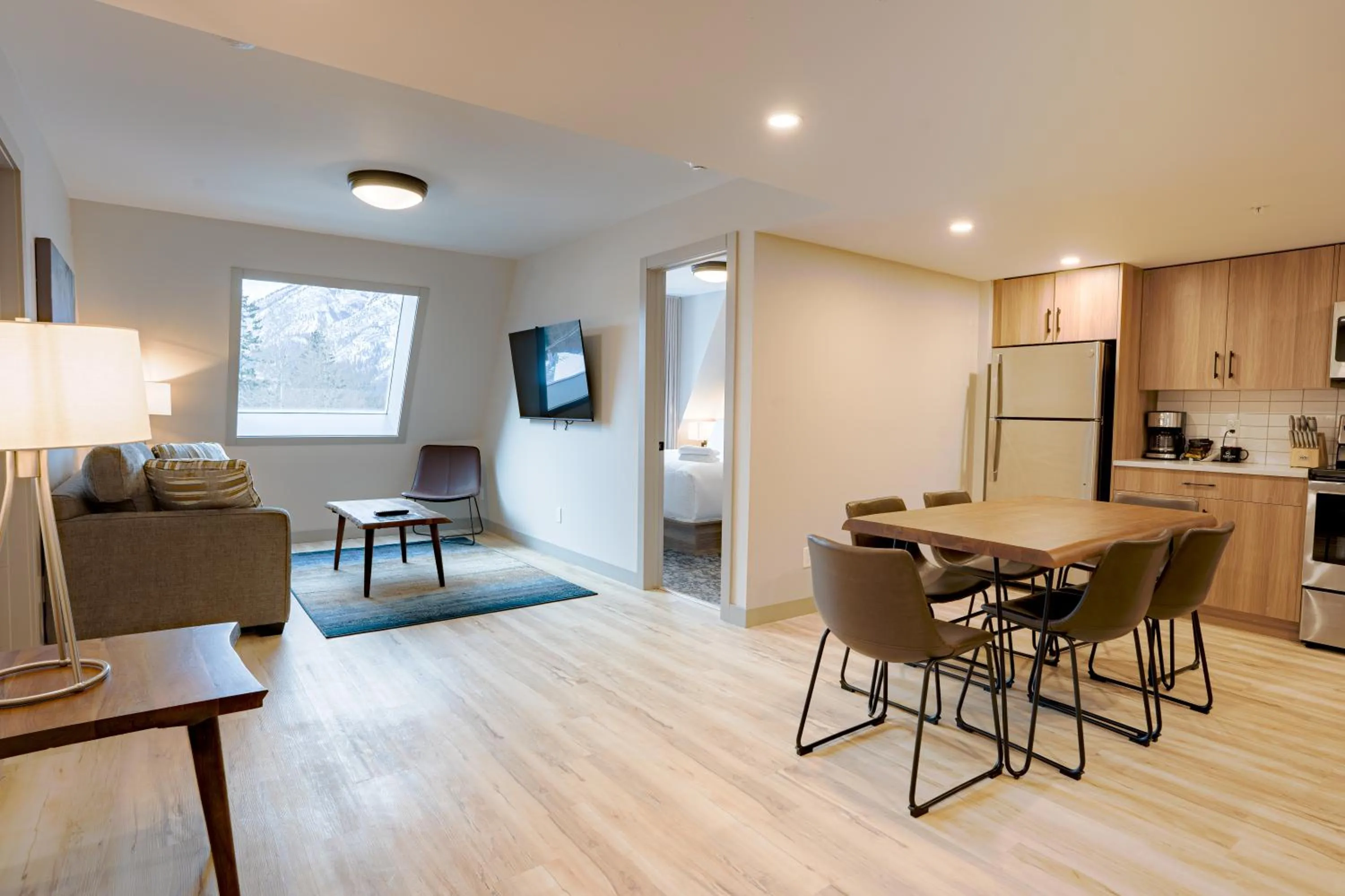 TV and multimedia in Basecamp Suites Banff