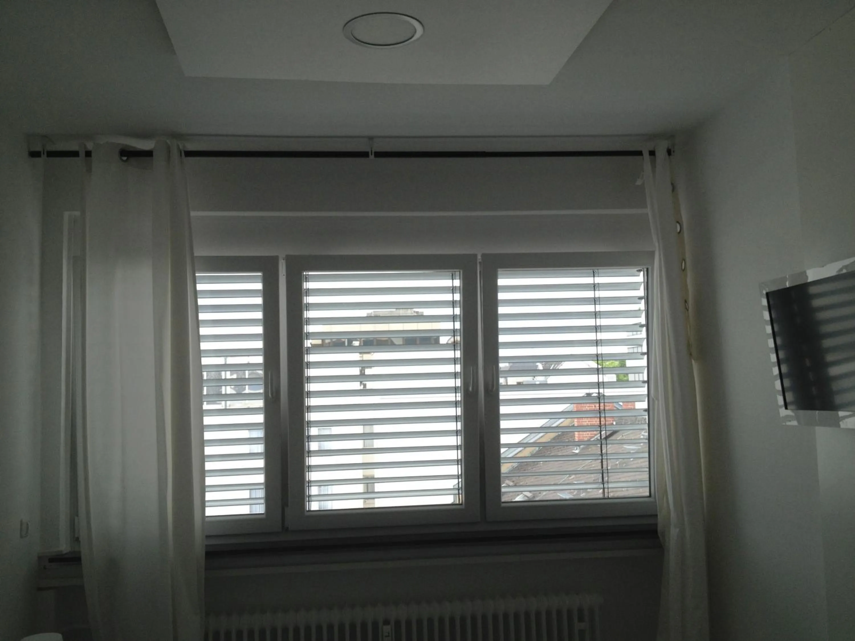 TV and multimedia in Business Hostel Wiesbaden ONE